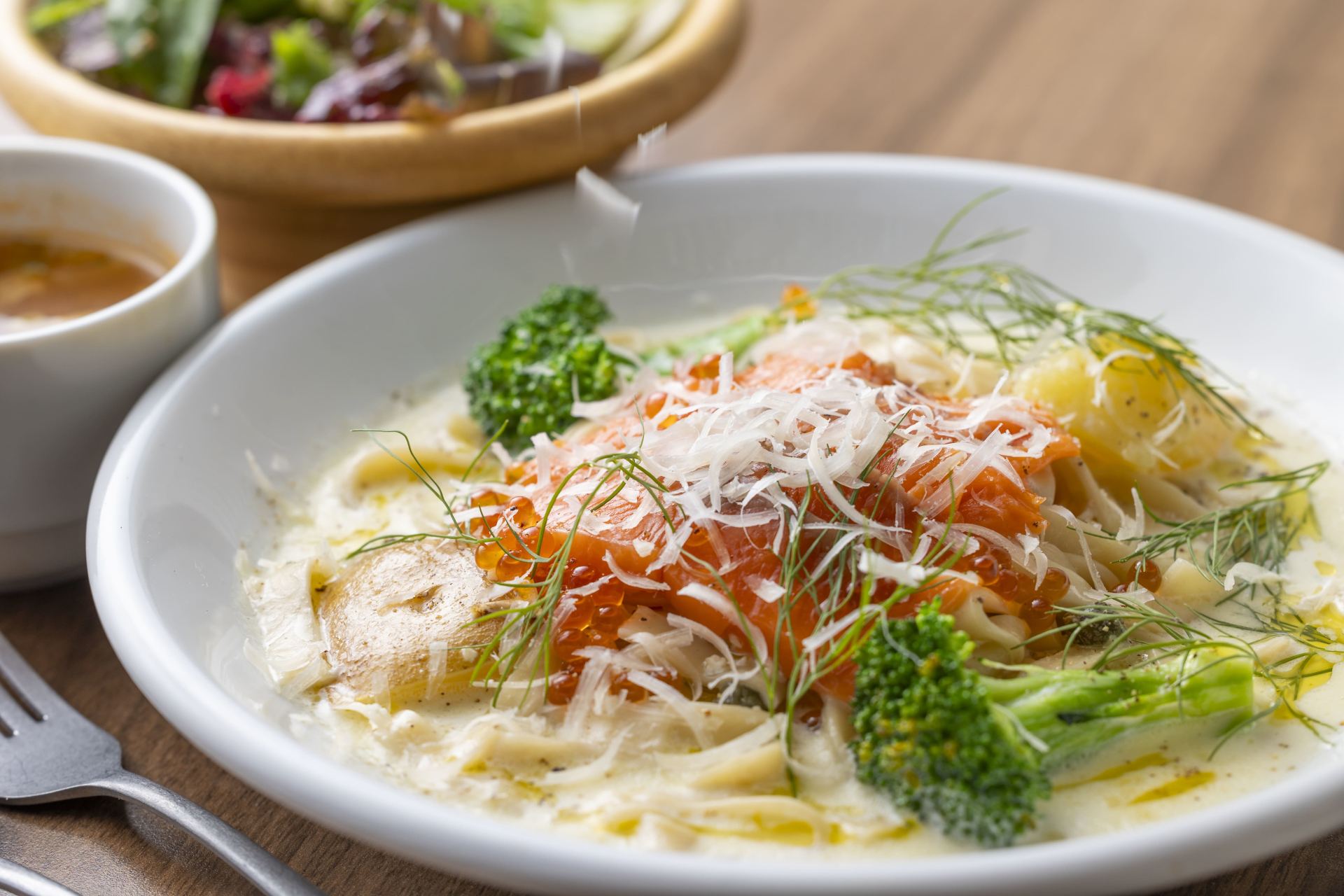 サーモンといくらのクリームパスタ（1078円）