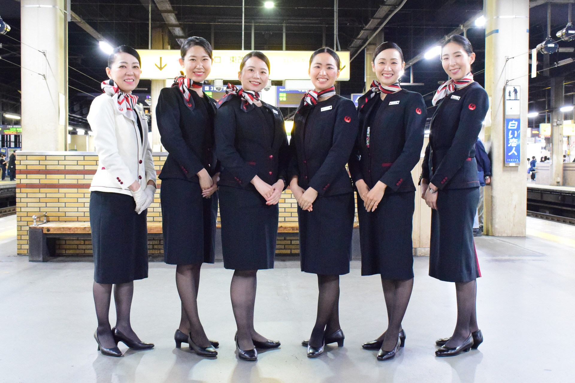 JALふるさとアンバサダーに地域の取り組みを聞いた。回答者は北海道JALふるさとアンバサダーの關口珠子さん（左から3番目）