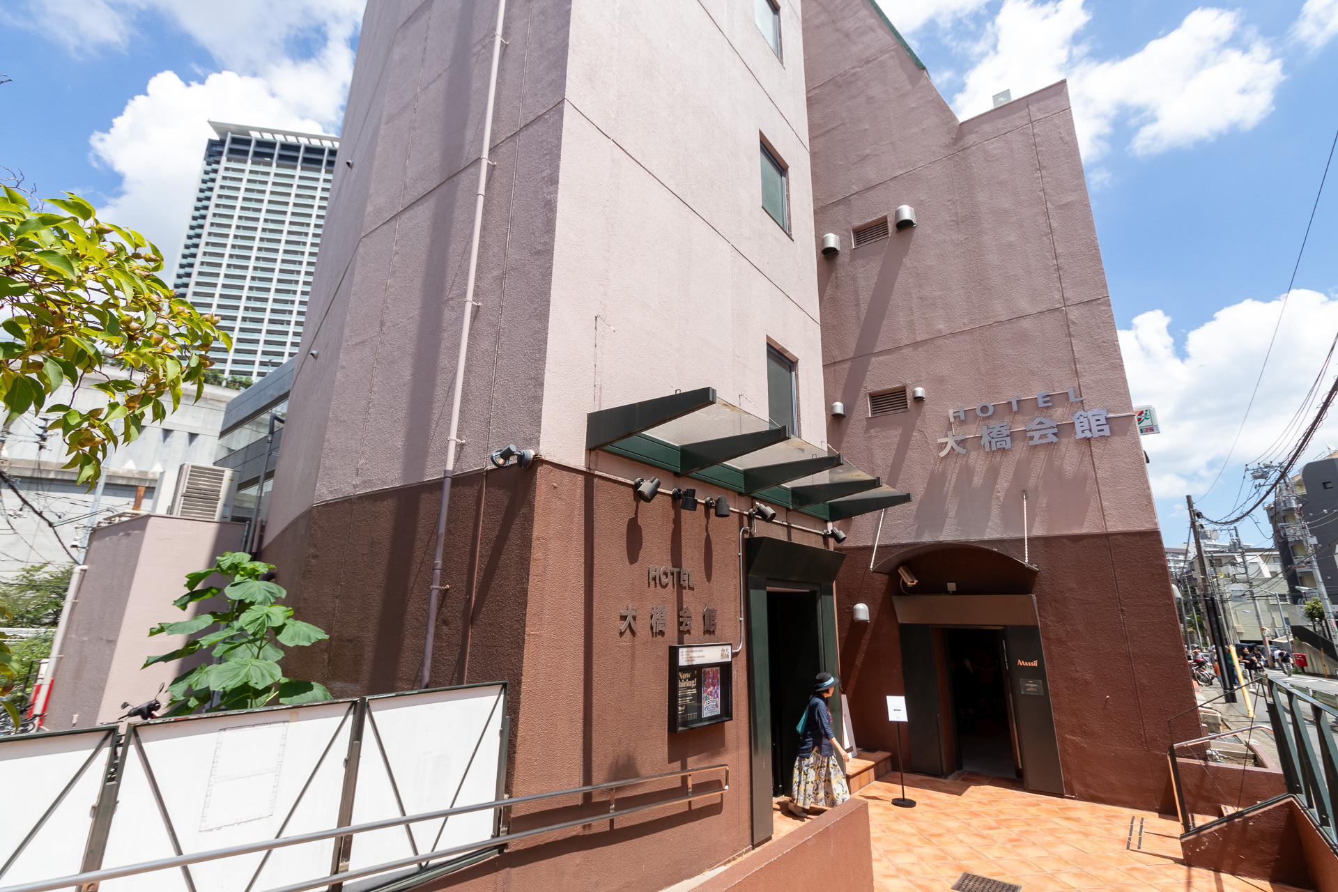 長期滞在可能なホテルとクリエイターの交流拠点としてリニューアルした大橋会館