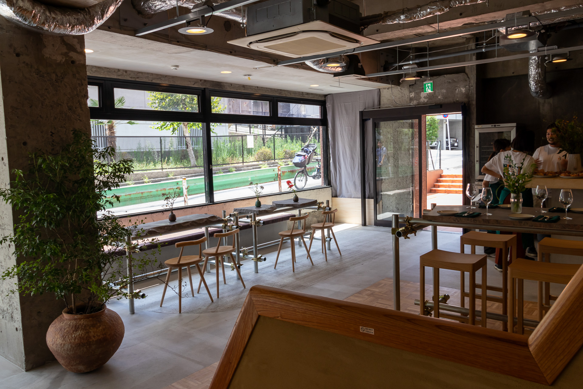 カフェは8時～16時、バーは12時～23時、レストランは12時～15時と18時～23時までの営業。定休日は月曜日