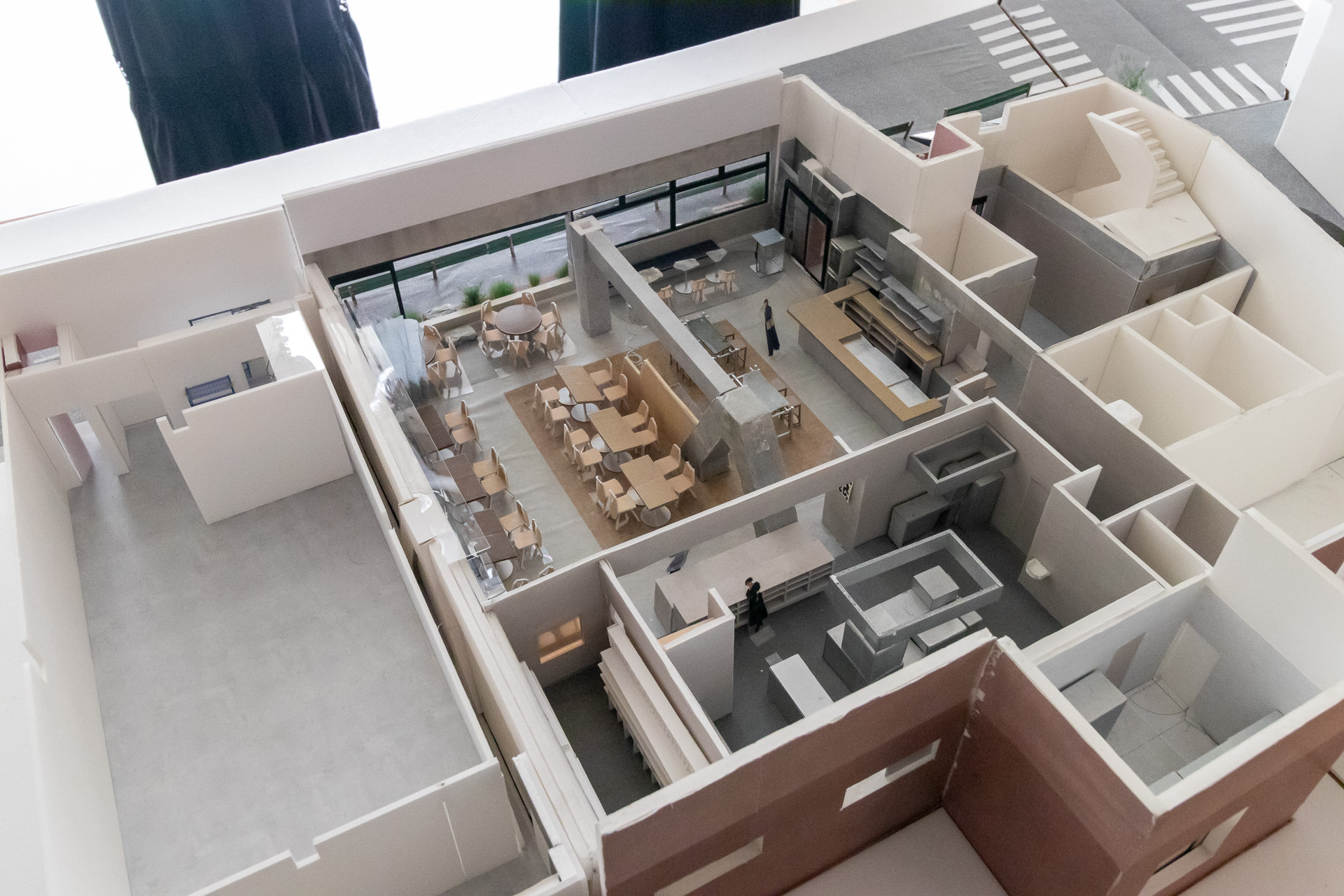 レストラン部分は改装中で、一部はまだ未完成。完成予定の模型を見ると、4人掛け、6人掛けのテーブルも用意されている