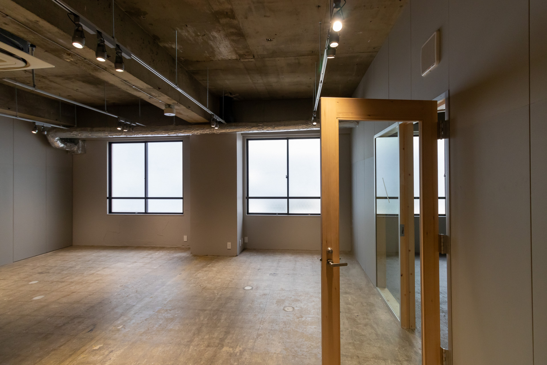 シェアオフィスでは、40人規模まで対応可能な空間を提供している