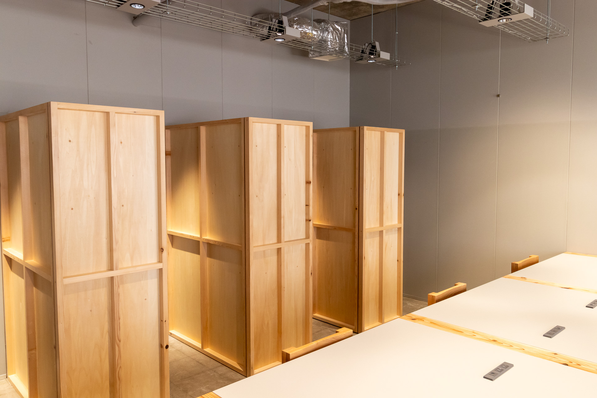 個人用スペースには、固定デスク（21席）と専有ブース（6区画）の2タイプが用意されている。デスクタイプは月額4万700円、ブースタイプは月額5万7200円