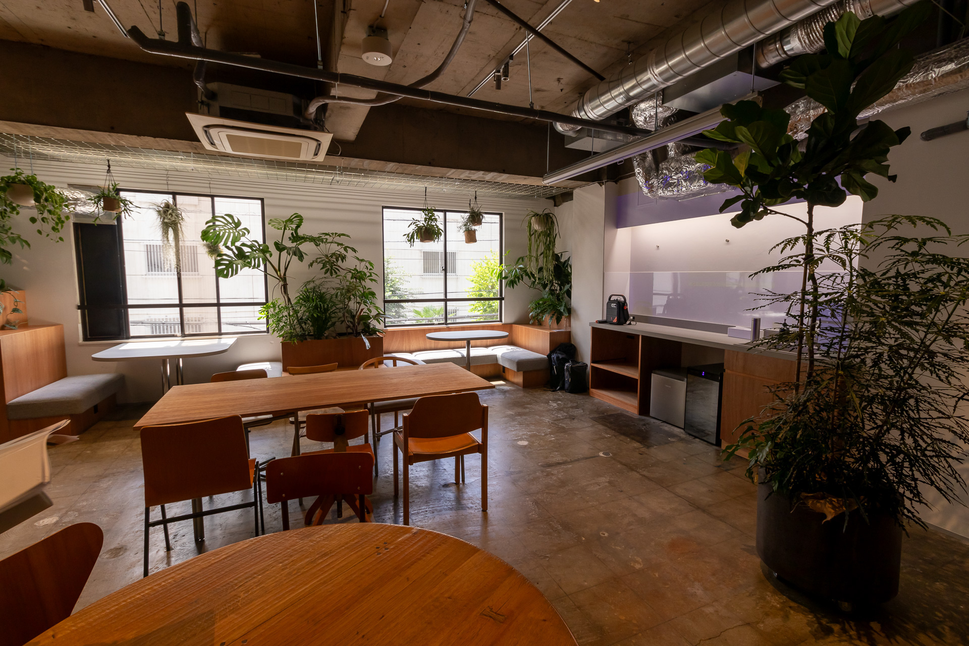 共用ラウンジは落ち着いた雰囲気になっており、打ち合わせや休憩に利用できる