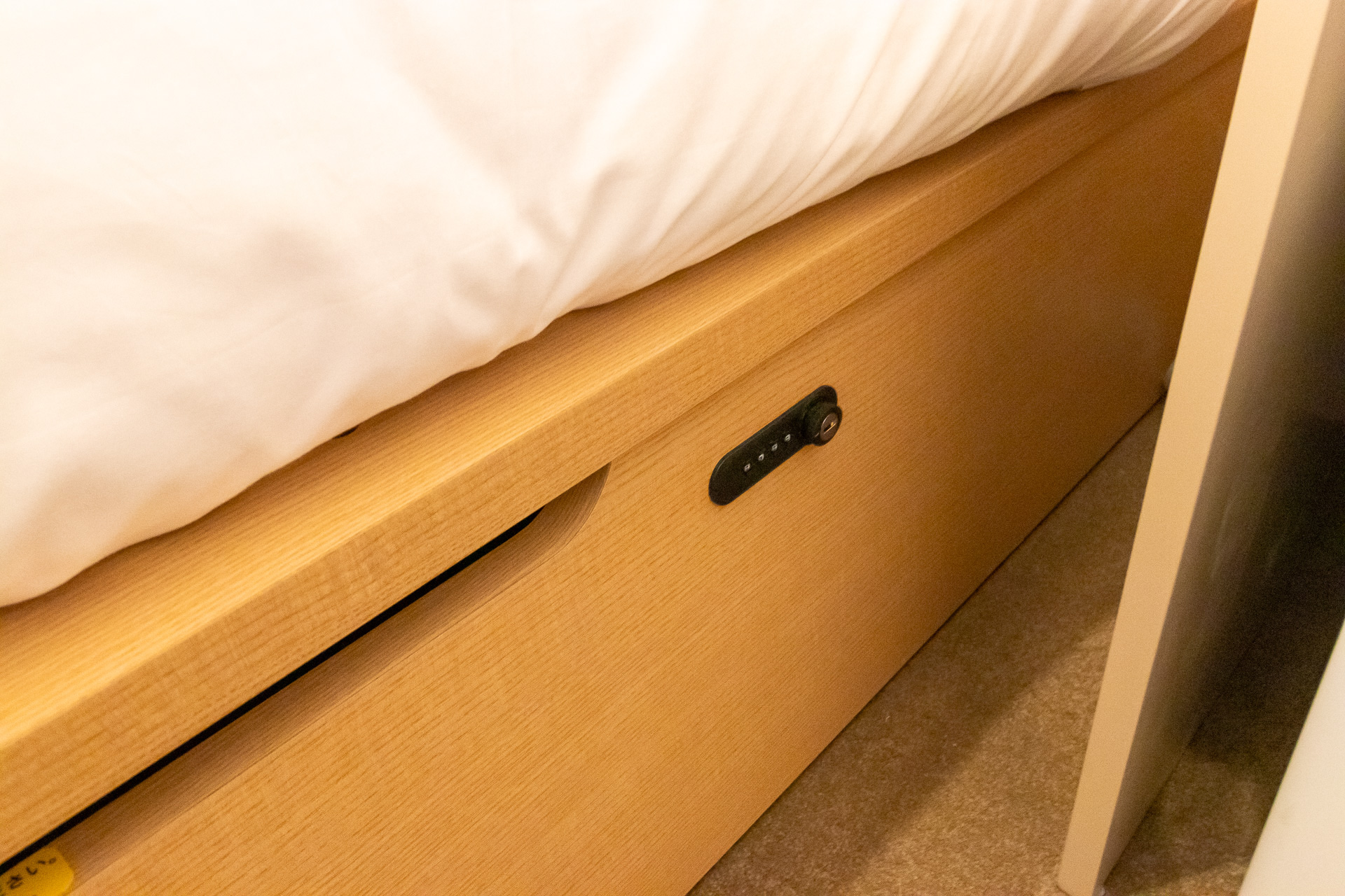 長期滞在者はROOM Aならベッド下に、ROOM Bならクローゼットに荷物を保管できる