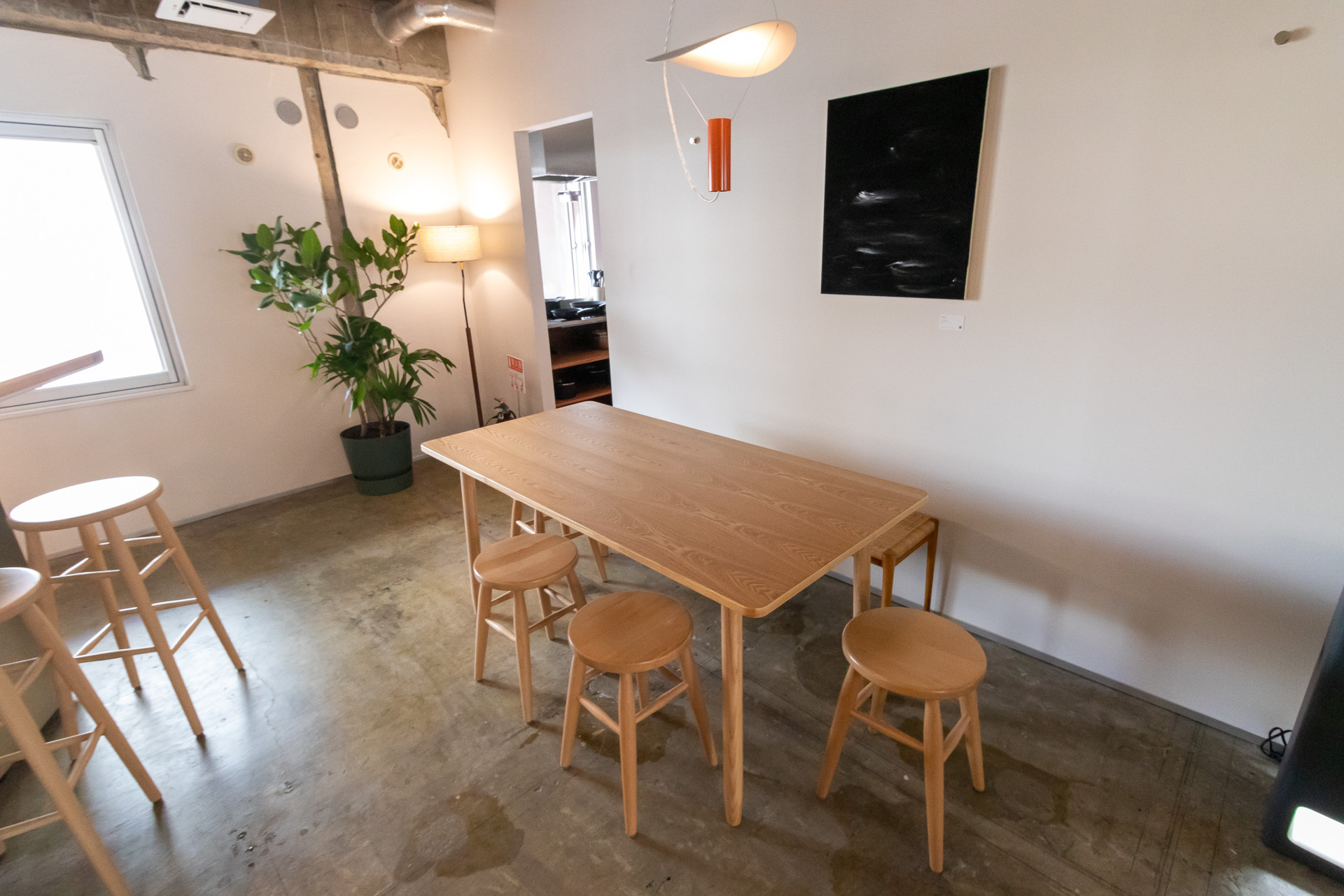 共用スペースにはキッチンやダイニング、ランドリーが設置されている。キッチンには部屋ごとの小物スペースが設けられており、カトラリーなども保管できる