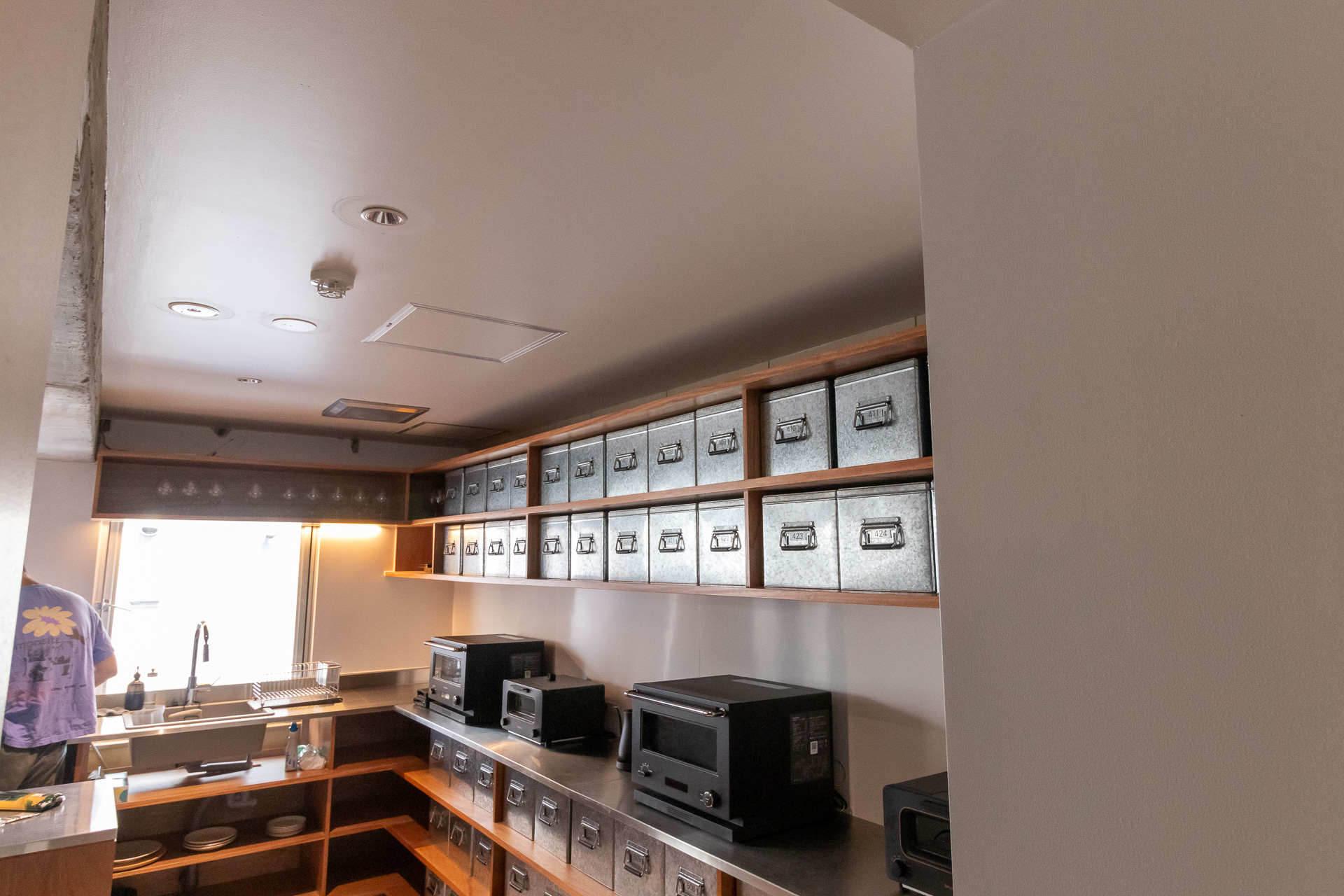 共用スペースにはキッチンやダイニング、ランドリーが設置されている。キッチンには部屋ごとの小物スペースが設けられており、カトラリーなども保管できる
