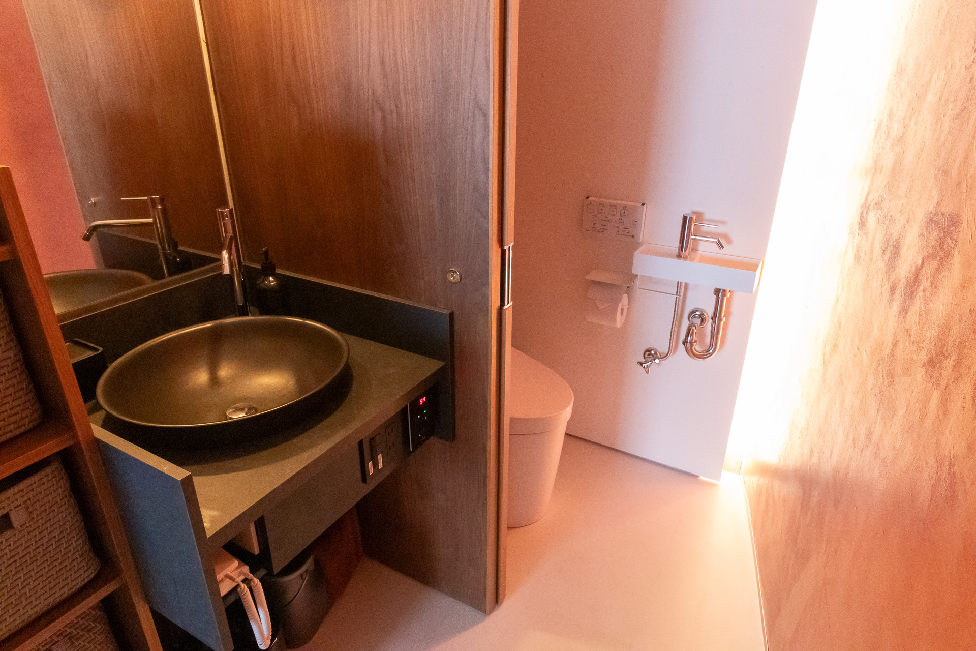 洗面台やトイレも備えている