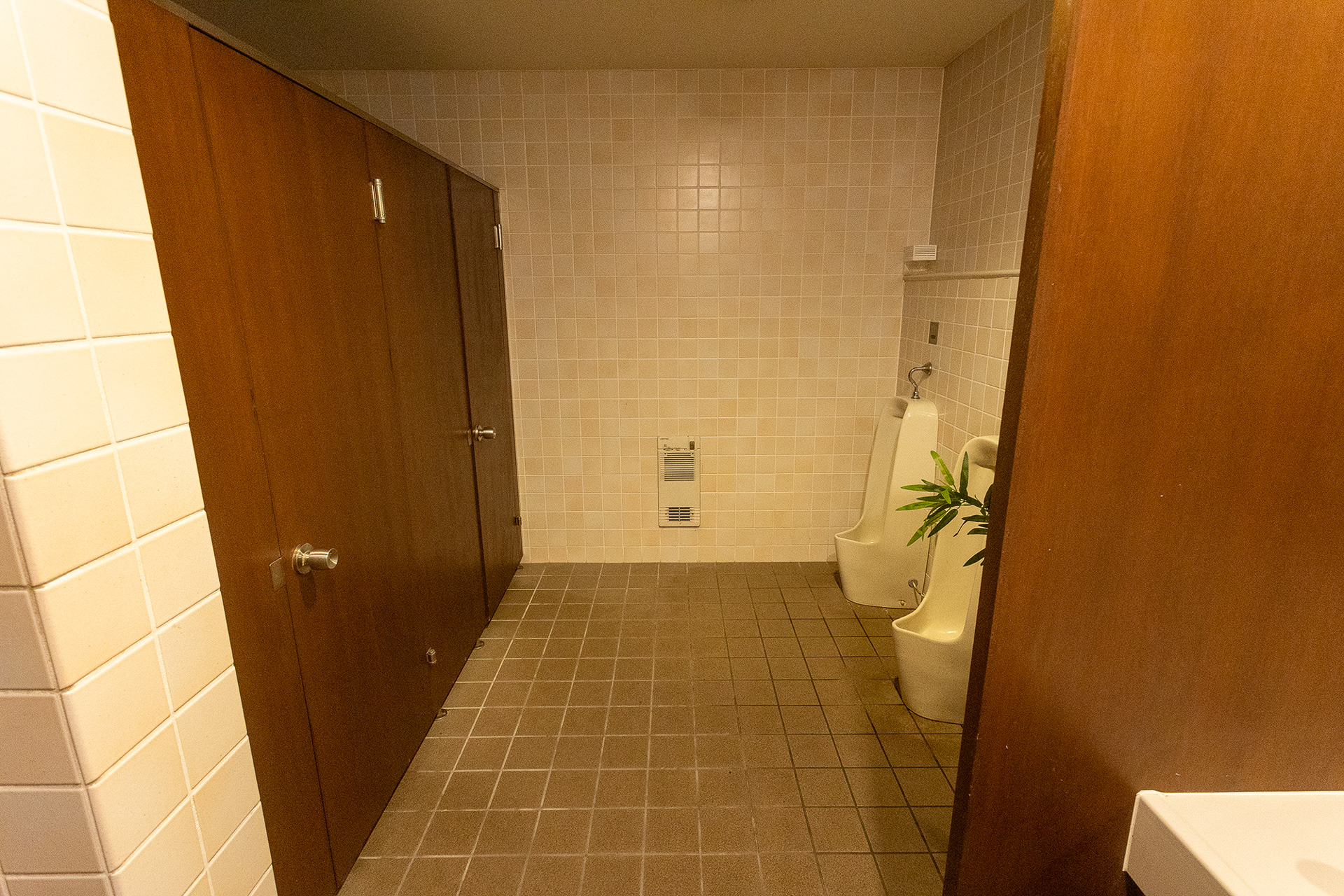 受付の奥に男女別のトイレがある。こちらは男性用。24時間利用できる
