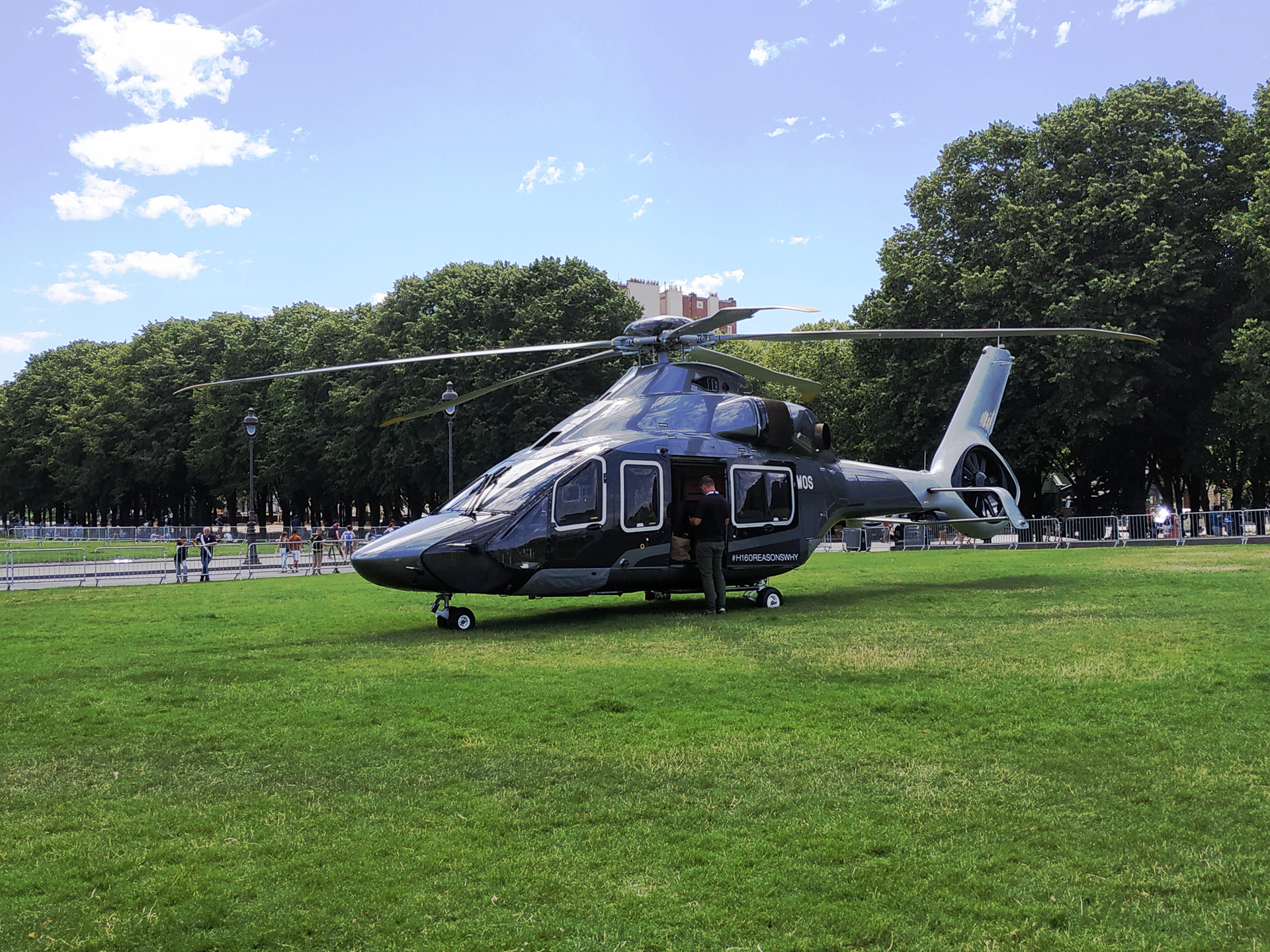 アンヴァリッドでは軍事用のヘリコプターやトラックが勢揃い