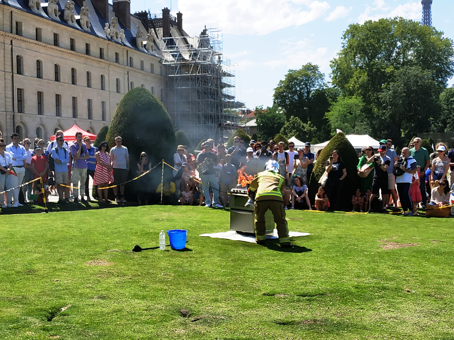 揚げ物油からの出火を鎮火して拍手喝さいされる消防士
