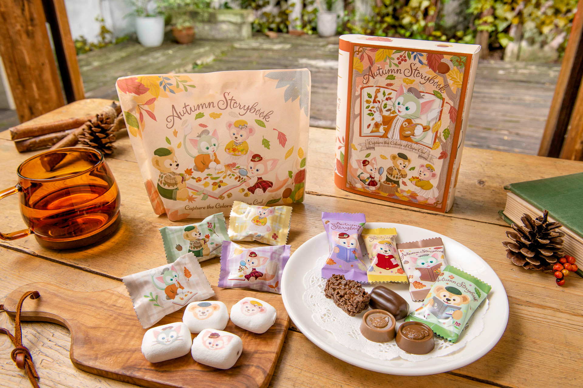 「ダッフィー＆フレンズのオータム・ストーリーブック」のお土産にぴったりなお菓子も買い逃せません！