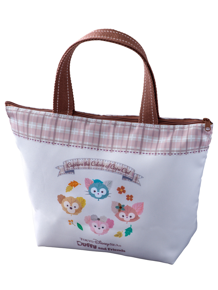 チーズブレッドサンドをパクッ。ダッフィー＆フレンズの