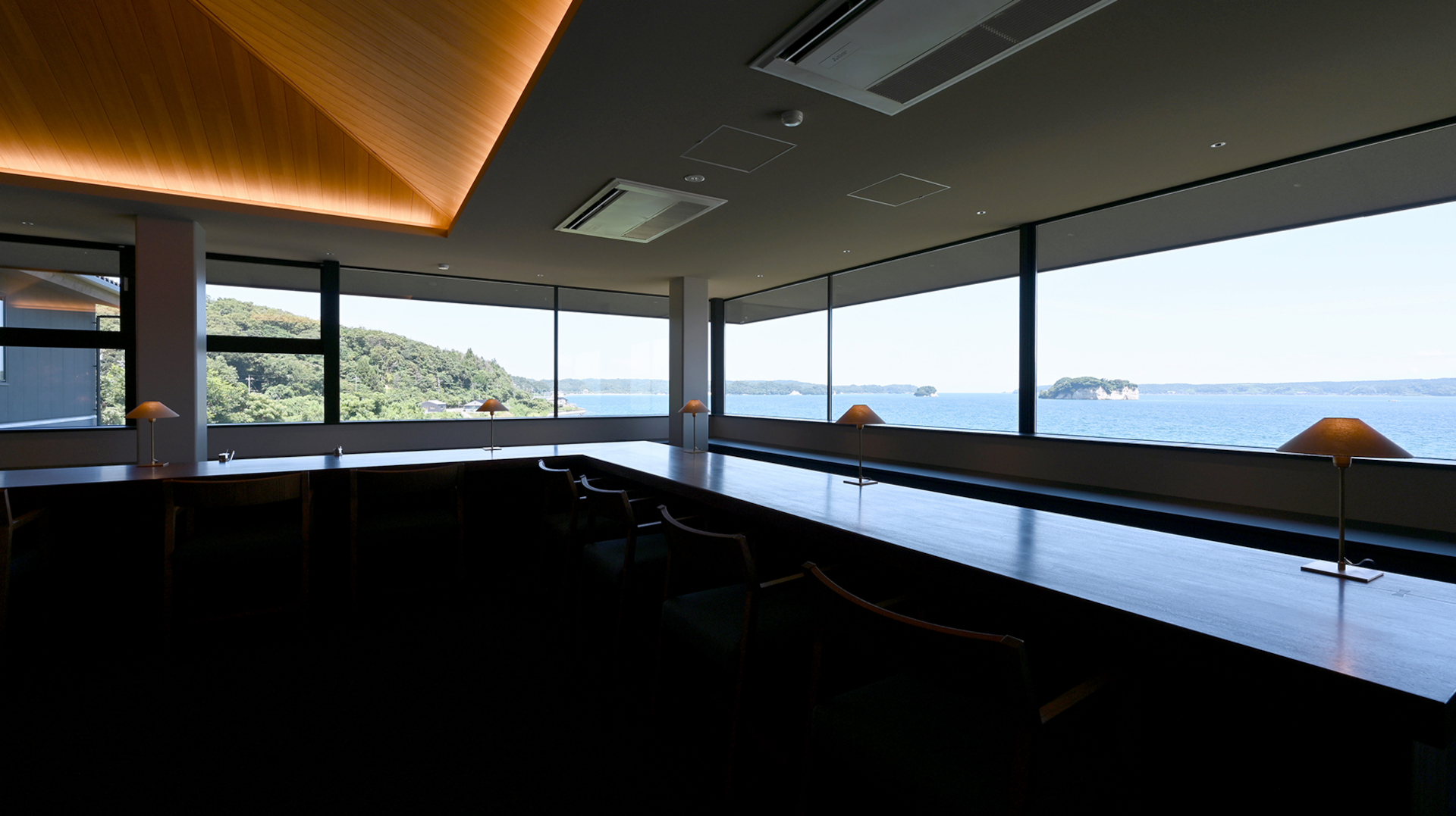 オールインクルーシブでアルコールも楽しめるバーラウンジ