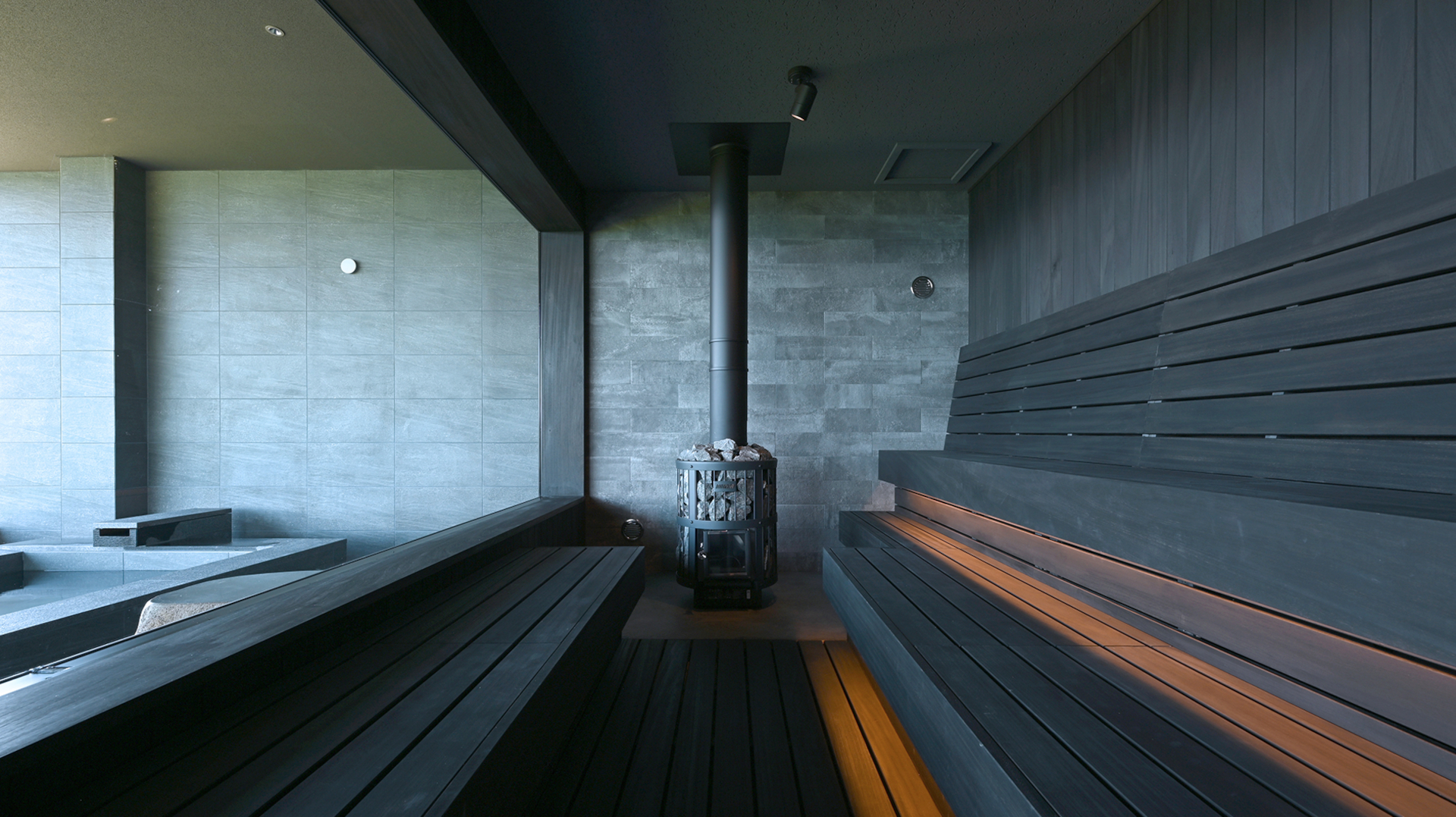 大きな窓から七尾湾を一望する貸切サウナ