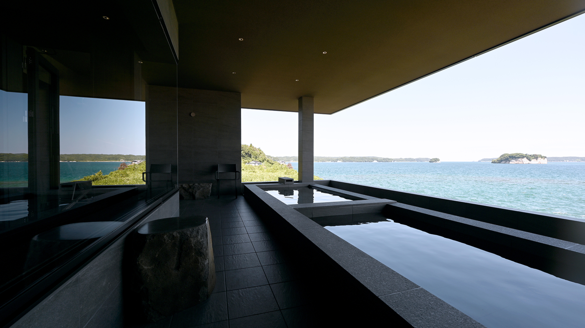 香り高い薬草湯と適温に冷却した水風呂も完備