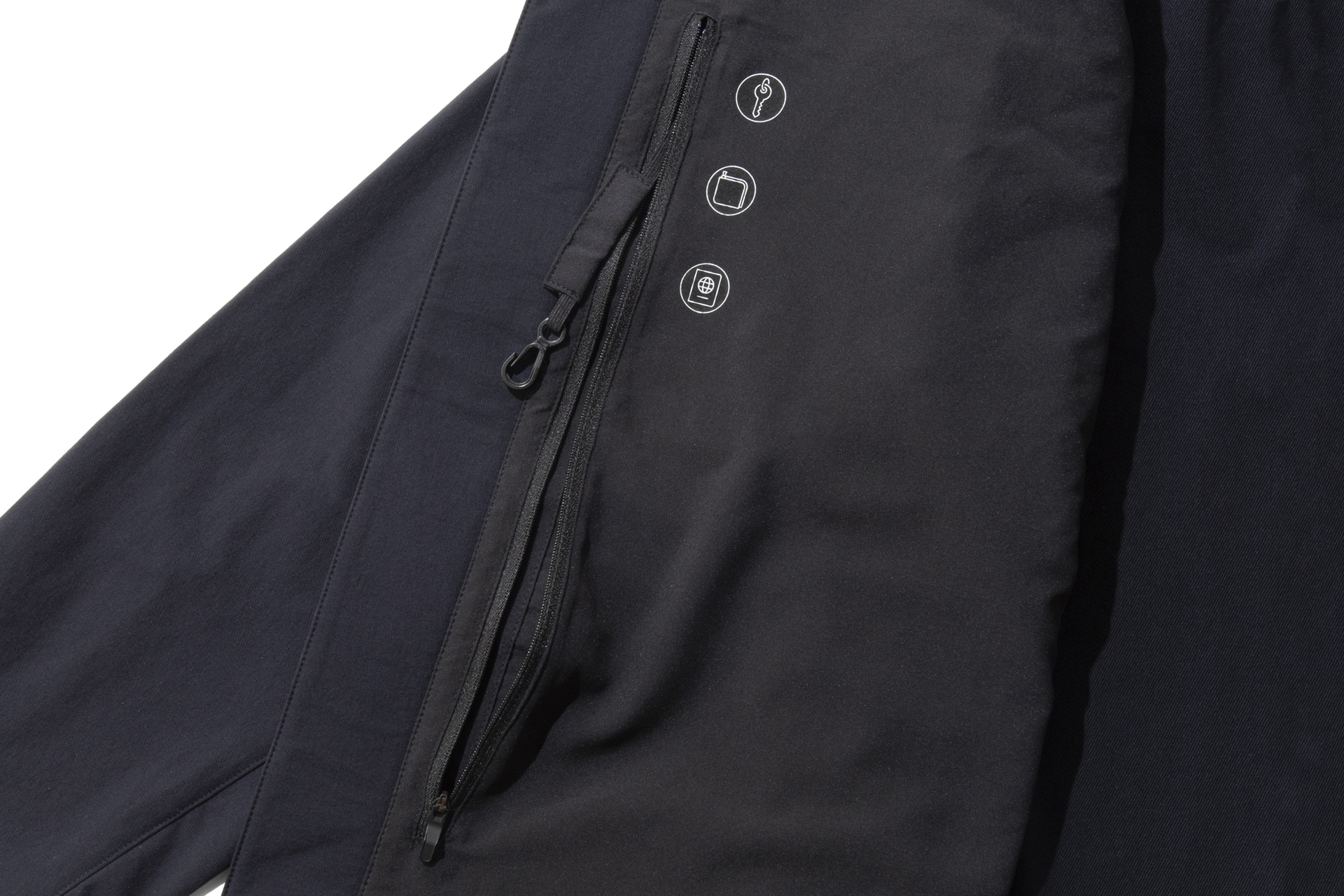 コート、フーディ、ジャケットには、イヤホン、スマートフォン、鍵など、収納できるアイテムのアイコンが付いた多機能ポケットを備える（2万900円～4万7300円）