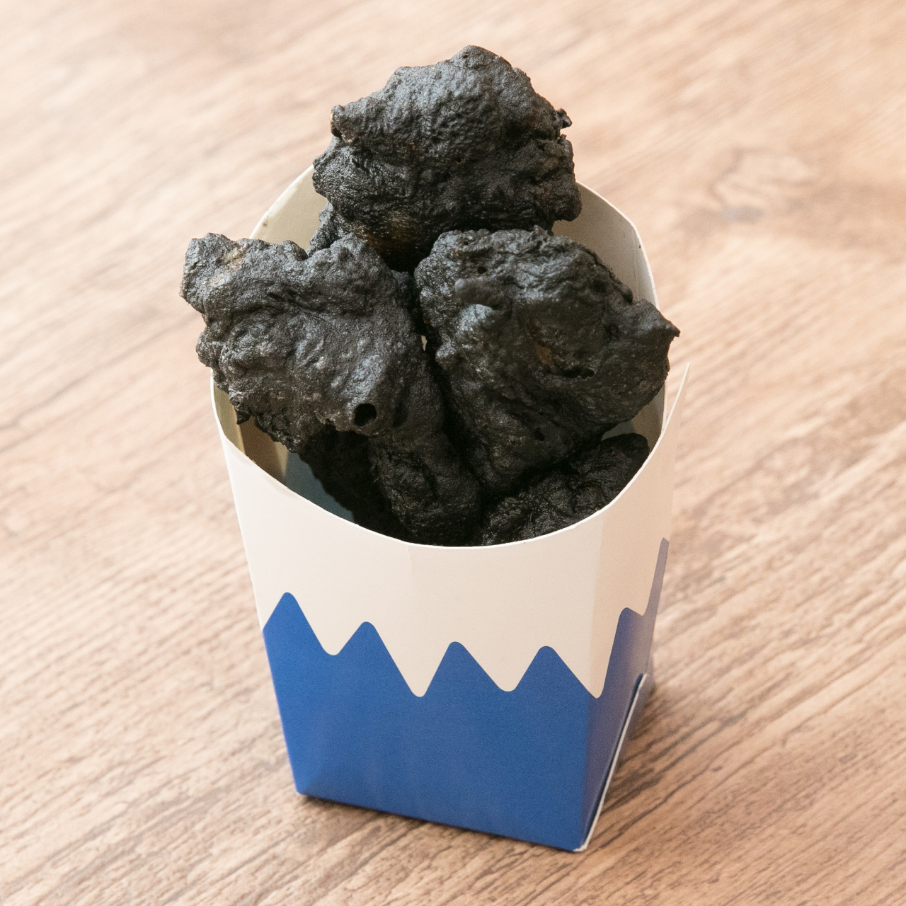 富士山の溶岩をイメージした真っ黒い「富士山溶岩からあげ」