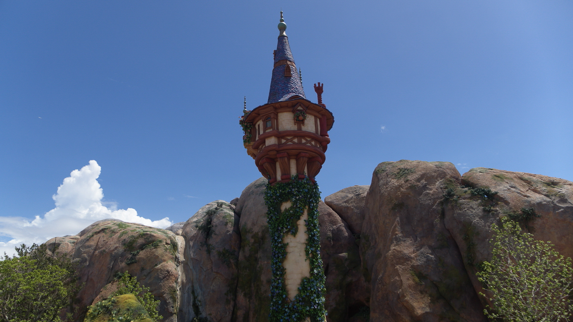 「ラプンツェルの森」には約20mの塔がゲストを迎えてくれる