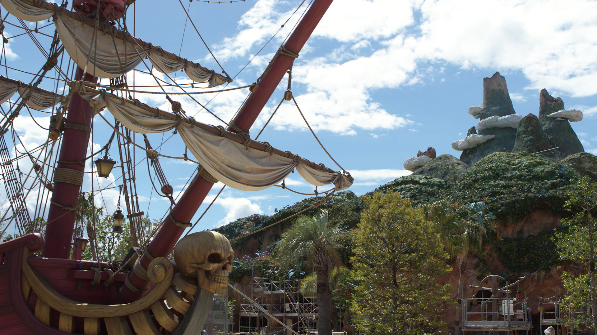 「ピーターパンのネバーランド」の工事現場では、海賊船などもお披露目された