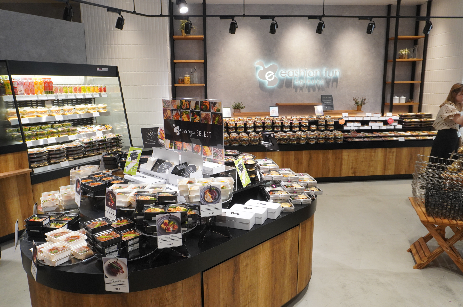 洋風惣菜やスイーツを販売する「eashion fun SHIBUYA」。「こしらへ」は姉妹店で、気軽に食べられる稲荷寿司が名物