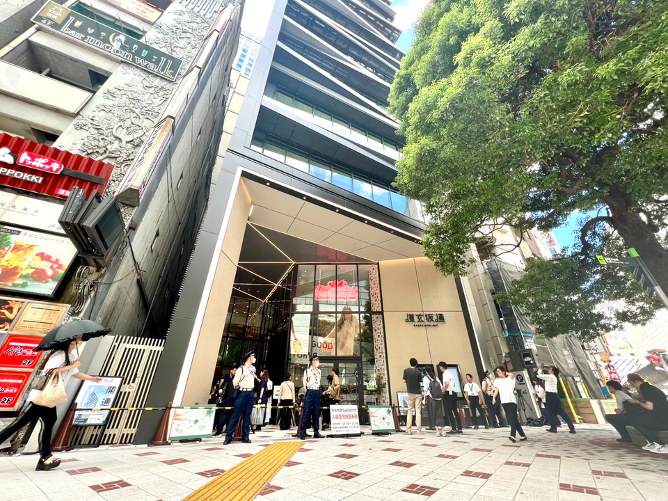 道玄坂通 dogenzaka-dori」開業。施設内を通り抜けて、渋谷の街を