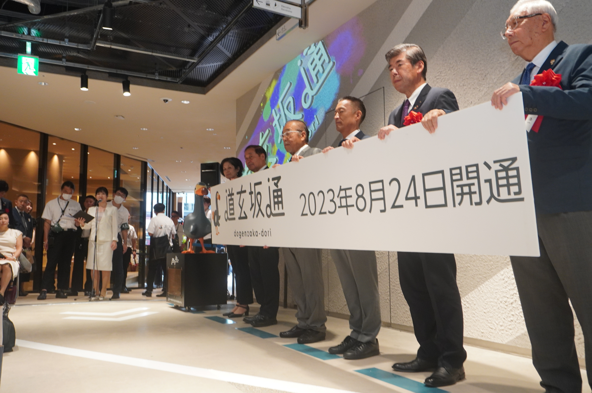 開通式典後、待ちわびた第1号の一般客がさっそく来店。買い物や食事を楽しんだ