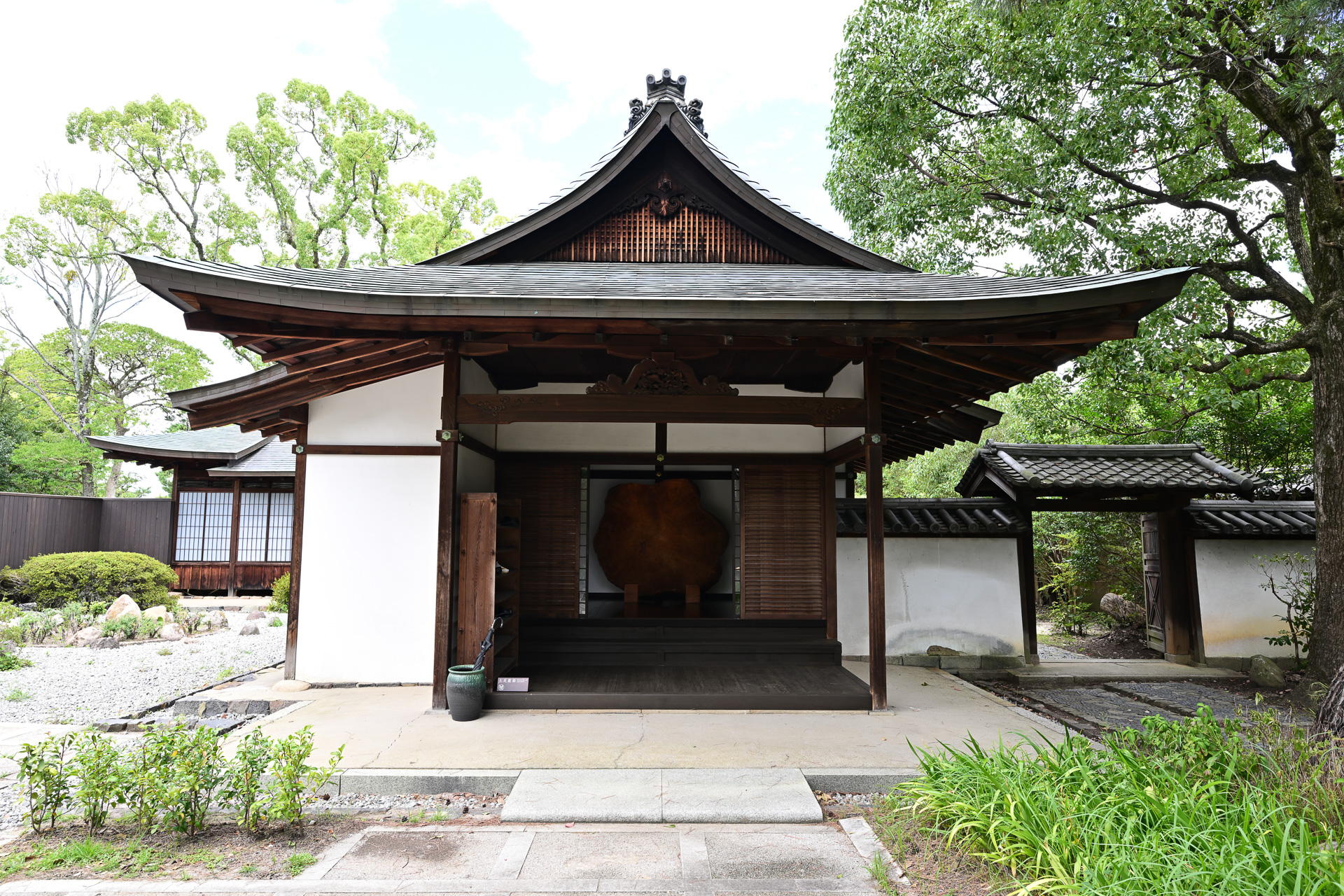 一見“茶寮”には見えない玄関口。田舎のお寺にお参りに来たかのような錯覚を覚える