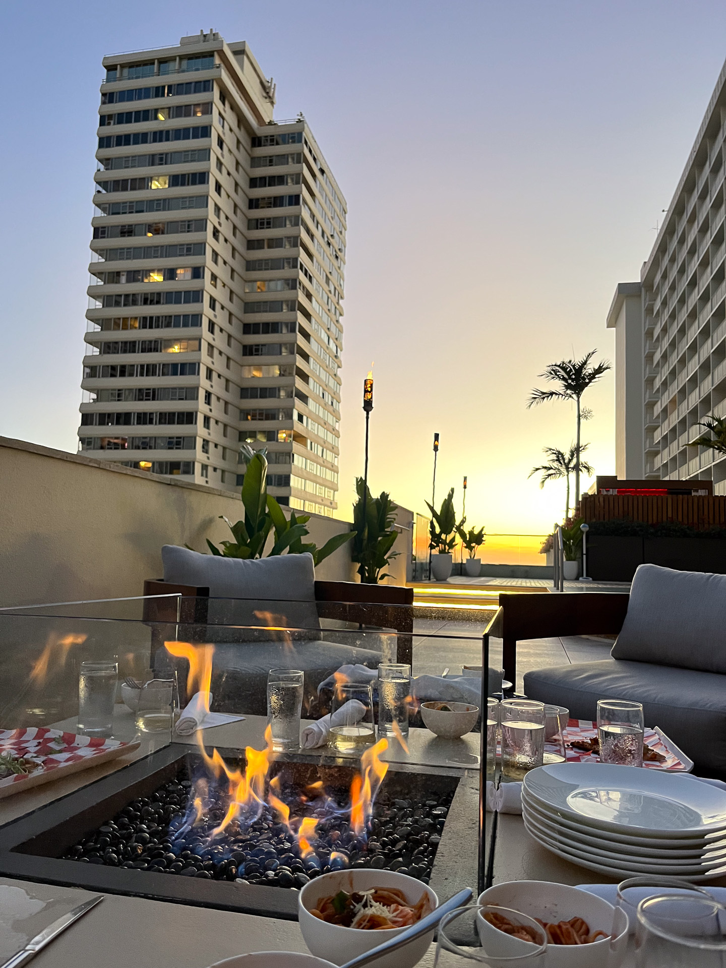 変わりゆく空の色を眺めながら夕方のひと時を満喫できる