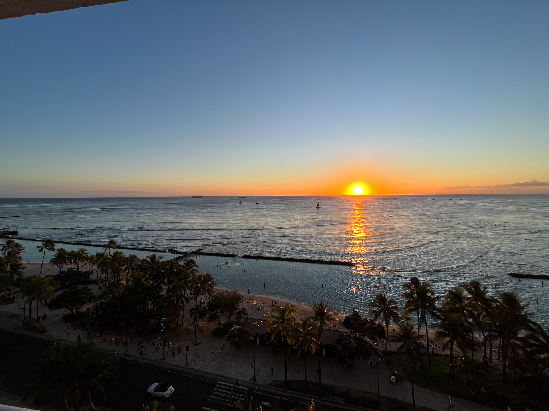 目の前に太陽が沈むのは冬の期間。夏になると徐々に西の方に沈む