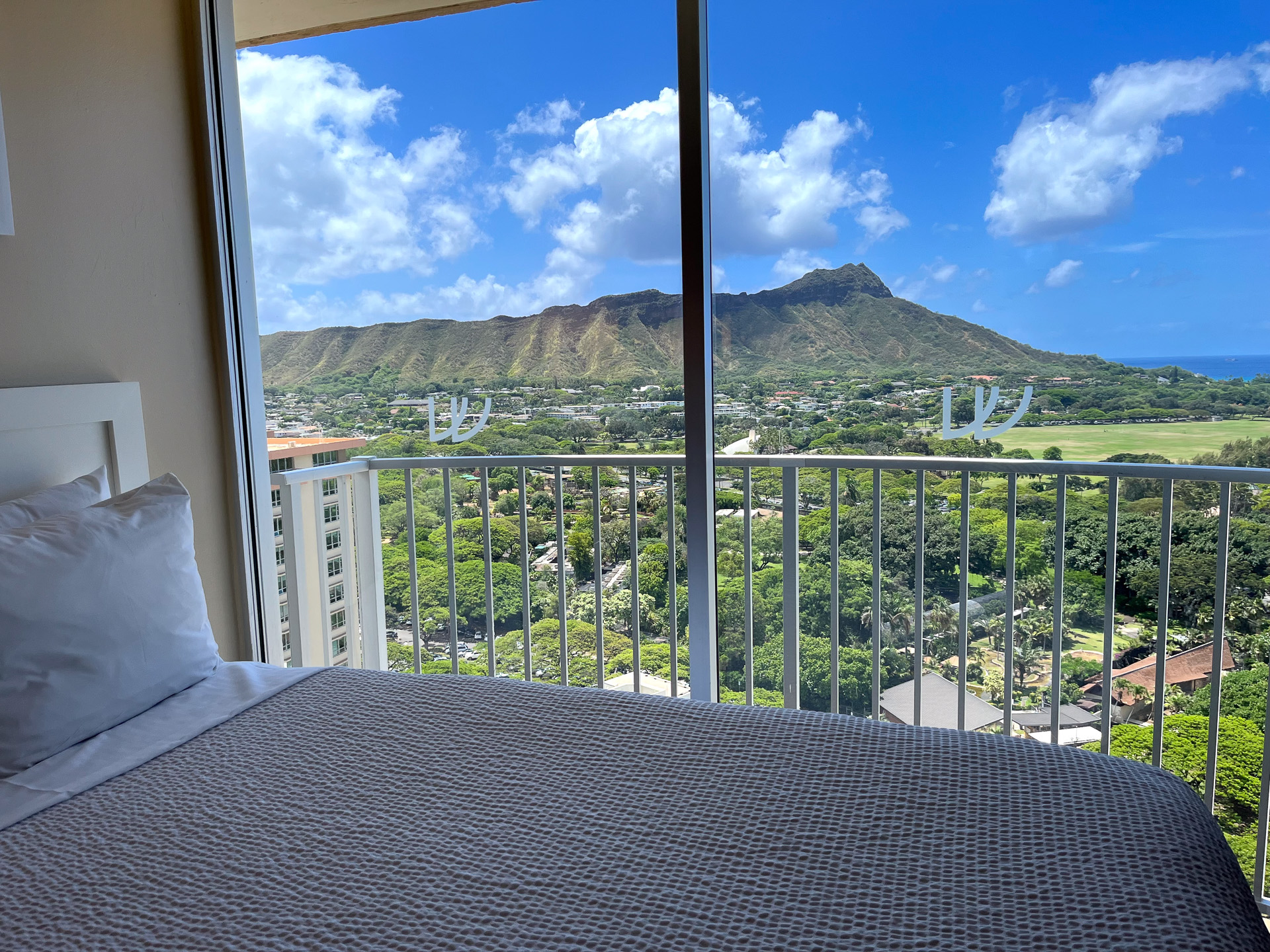 「ツイン フィン ワイキキ」のダイヤモンドヘッドと海を望む部屋