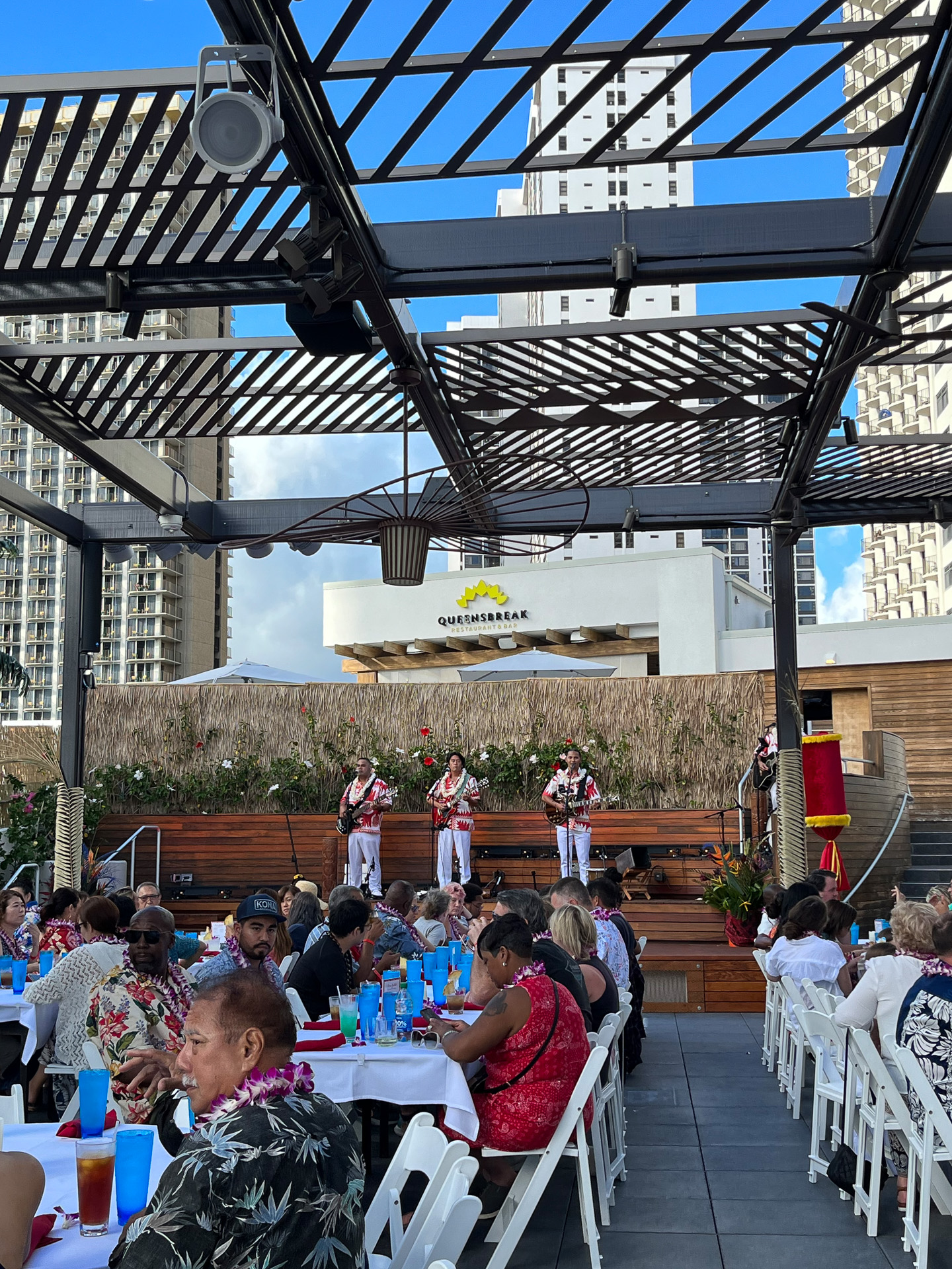 ステージではハワイアン音楽が演奏されている