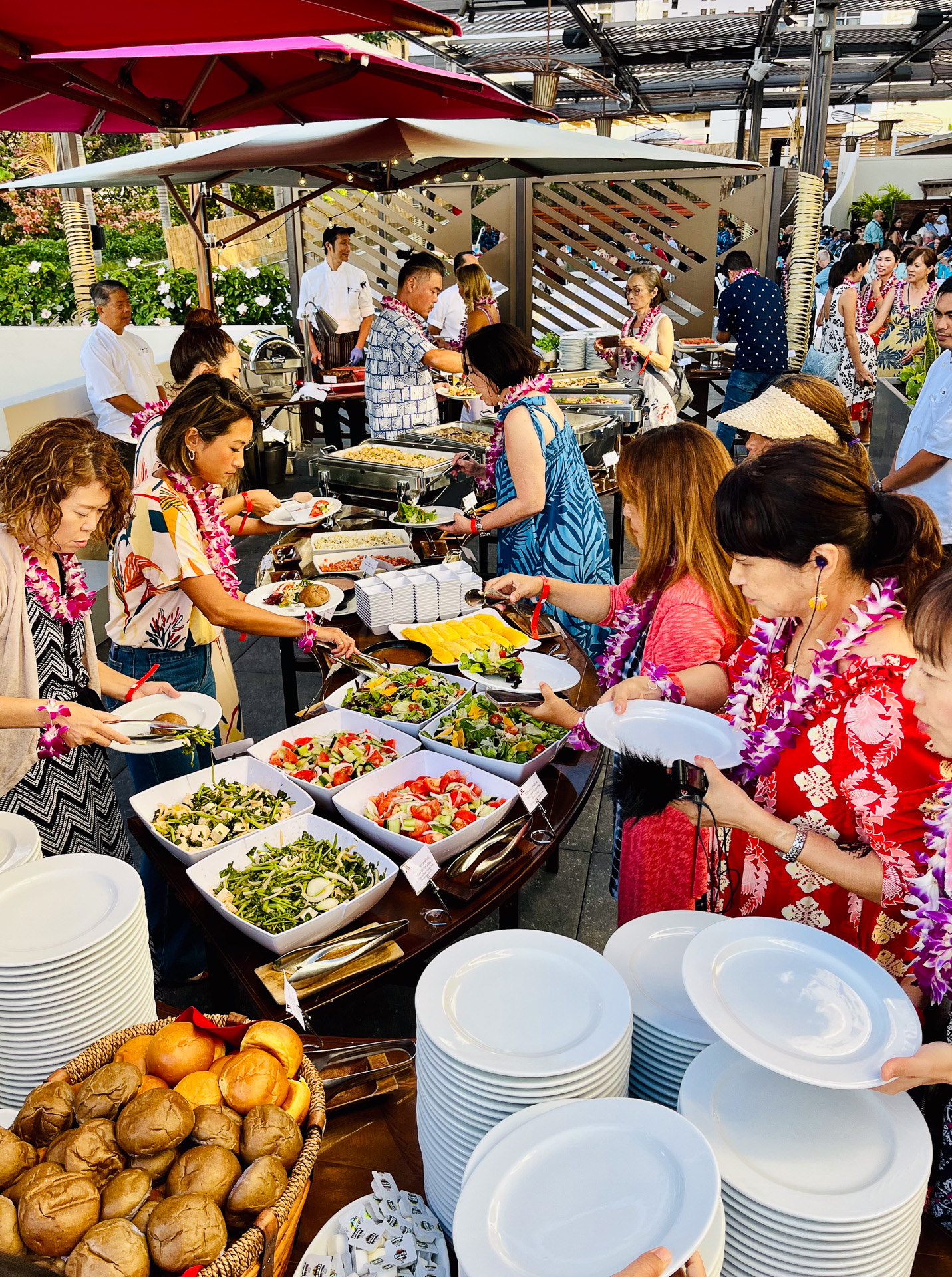 サラダからパン、ハワイアン料理まで好きなものを好きなだけ