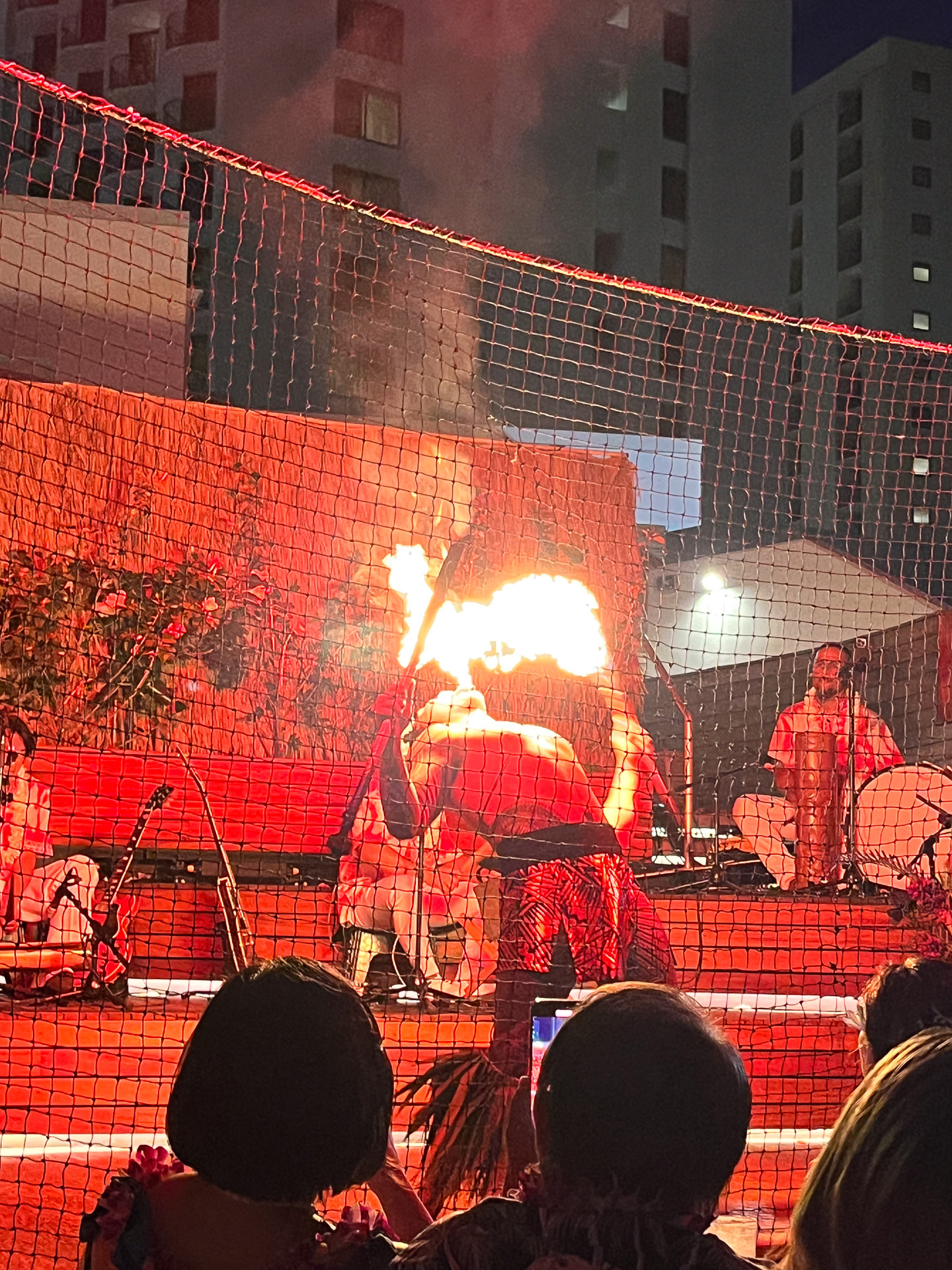 息を呑むほどの迫力。ハワイでは必ず一度は見ておきたいパフォーマンス