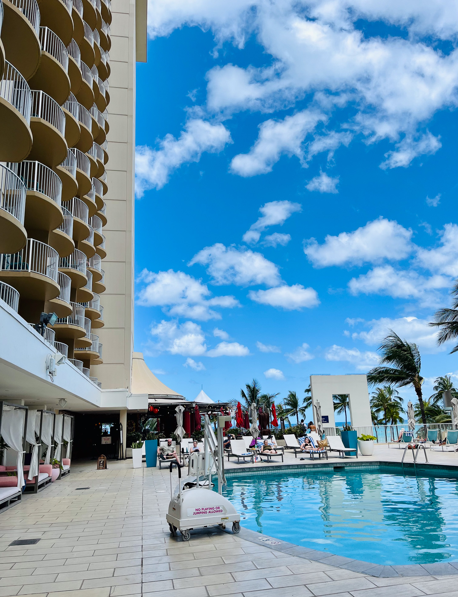 2階のプールからは目の前のワイキキビーチも眺められる