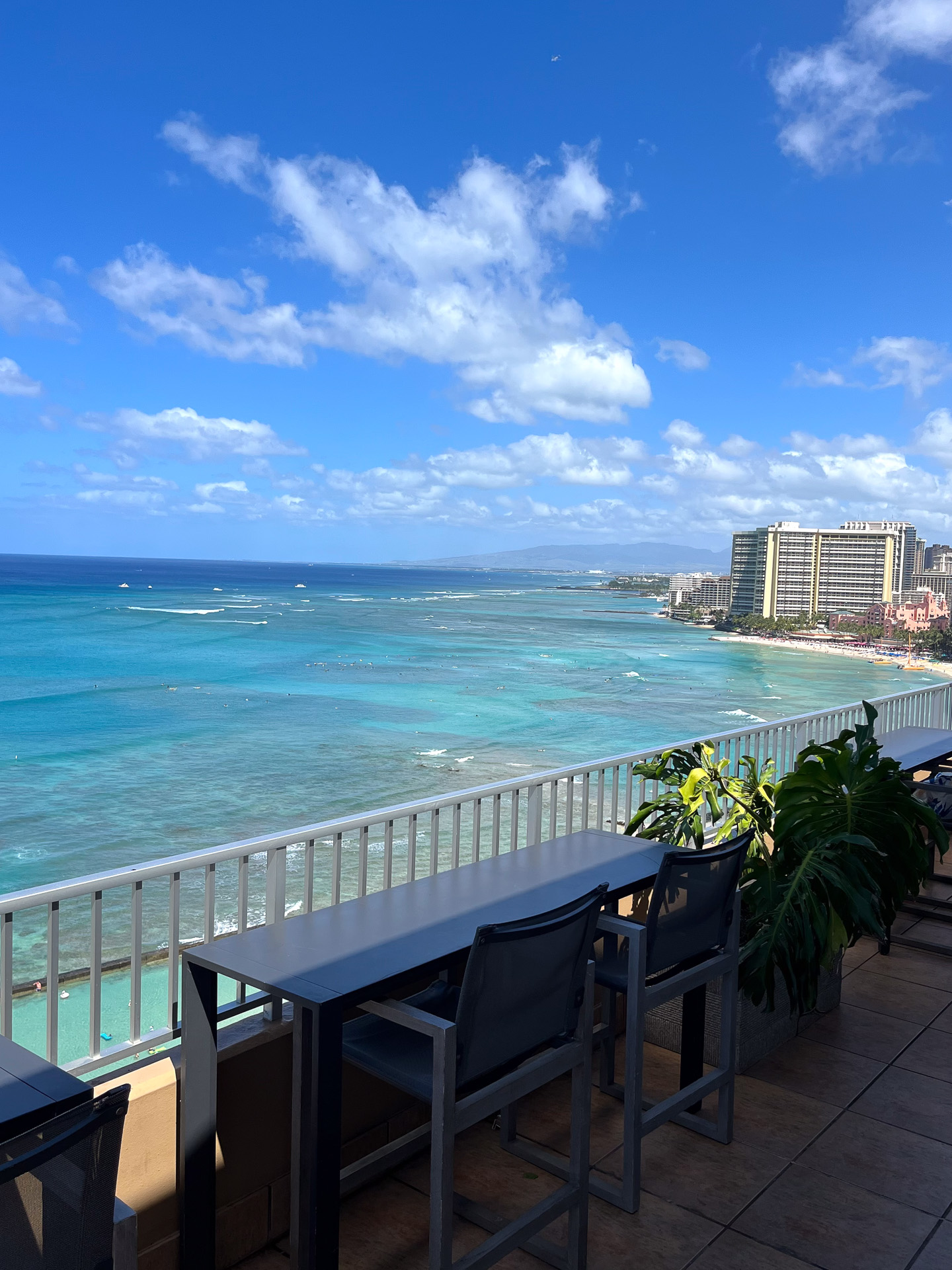 海の上に建っているホテルのように錯覚する景色