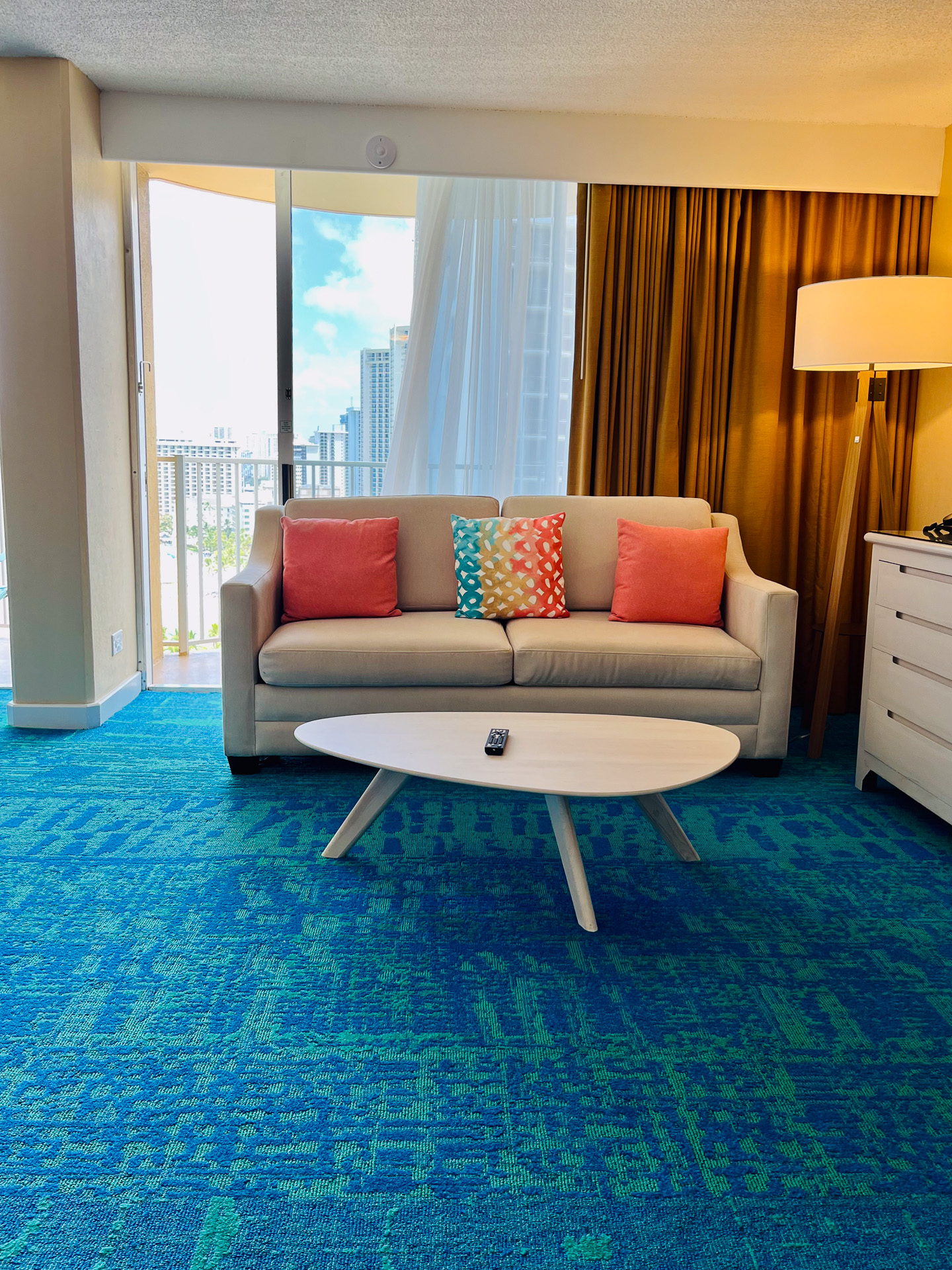 オーシャンビューとダイヤモンドヘッドビューなどの部屋がある