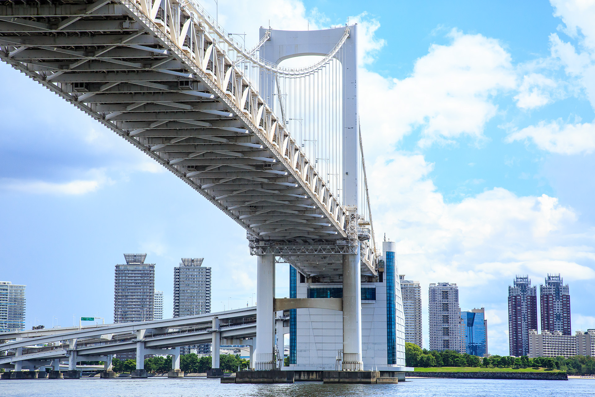 お台場側の主塔。そのすぐ奥に見えているのがアンカレイジ