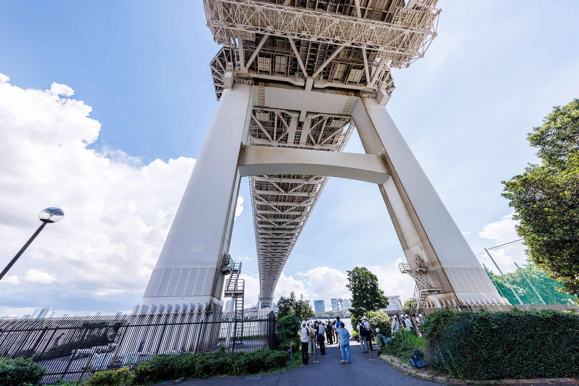 芝浦側の主塔は芝浦南ふ頭公園内にある。左右どちら側からでも主塔上に行くことができる