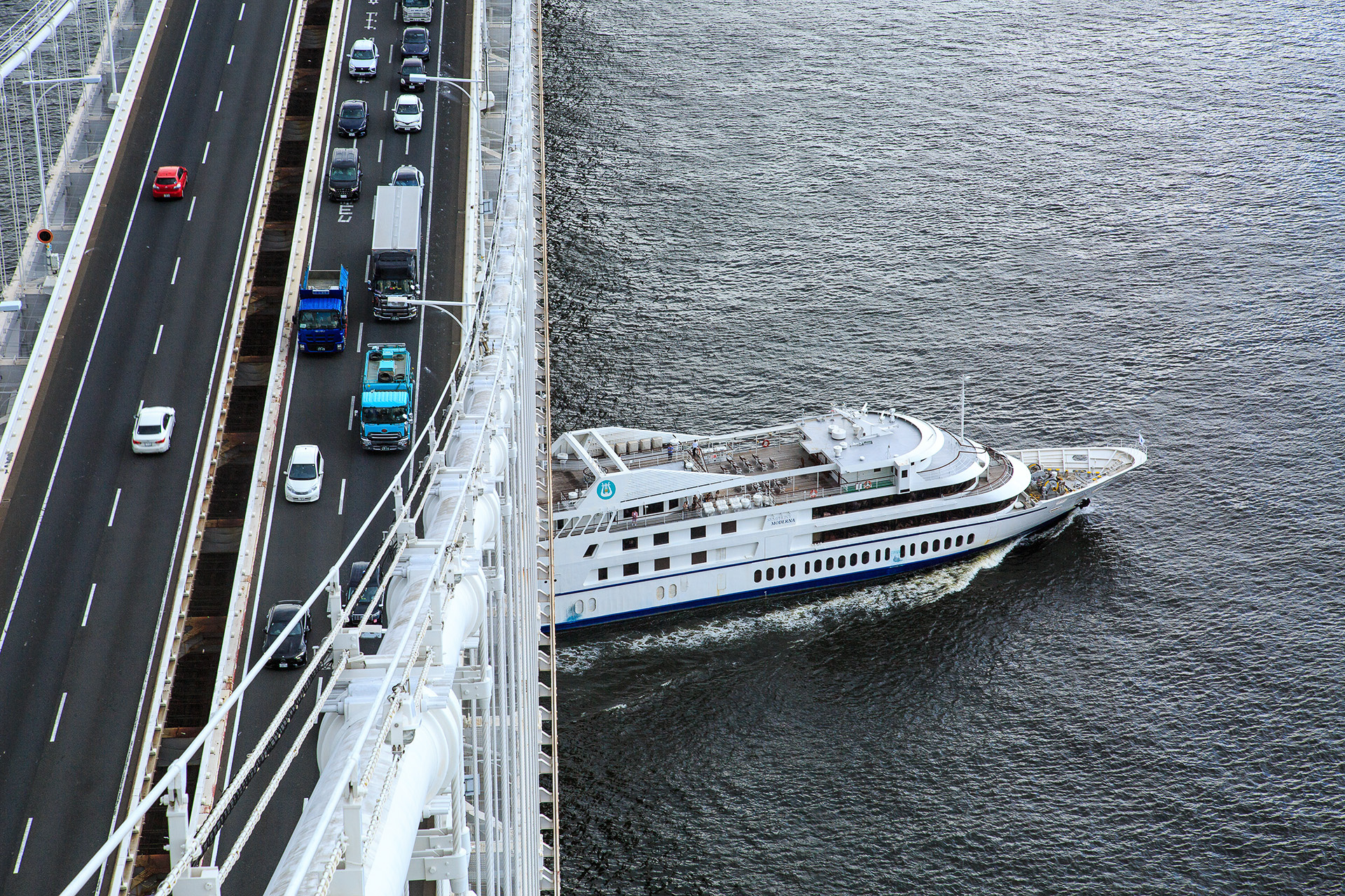 東京湾でランチクルーズを行なっているクルーズ船が通過していく