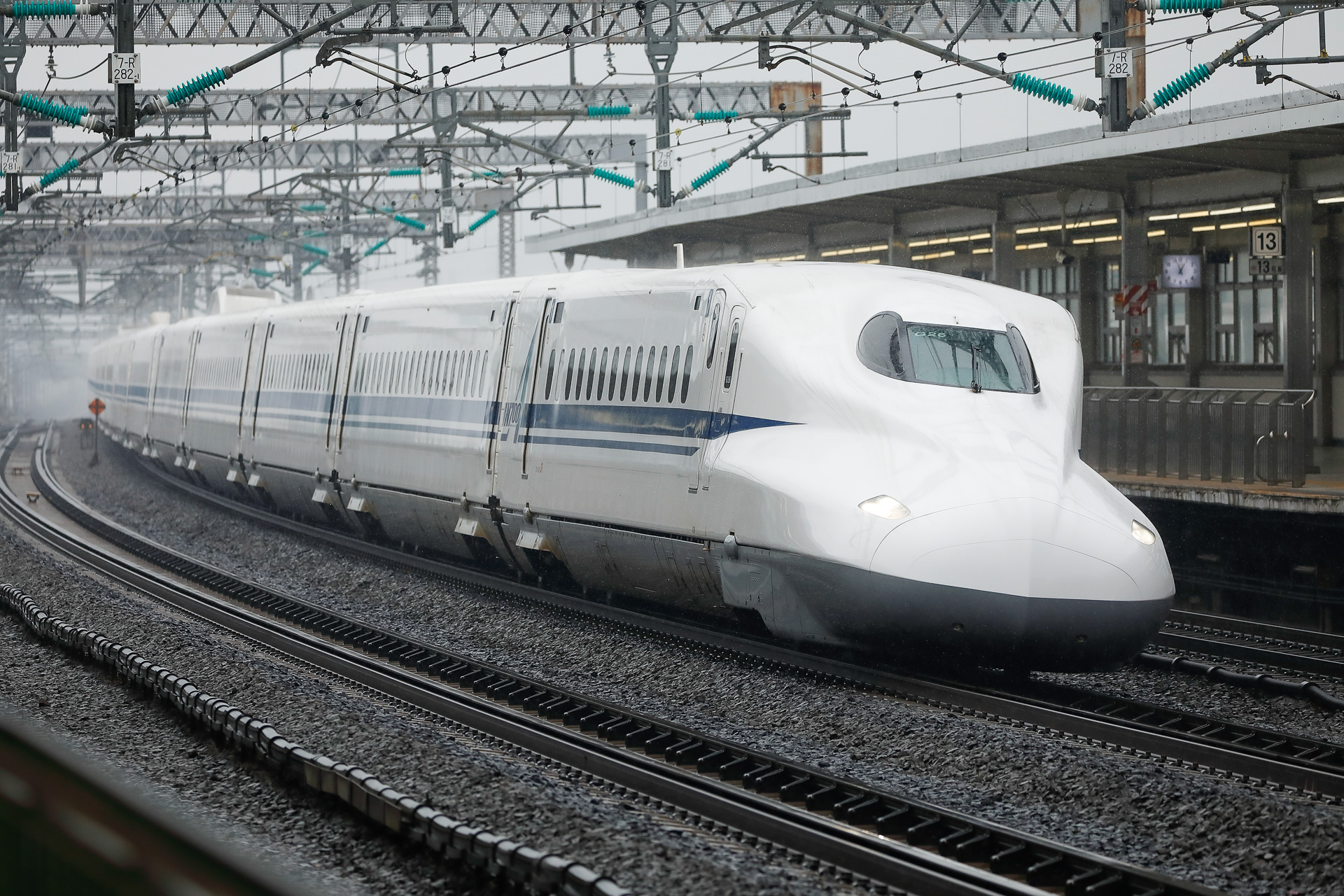 雨をついて走るN700A。多少の雨なら問題はないが、定められた規制値を上回る降雨の際には運転が抑止される。安全が最優先である