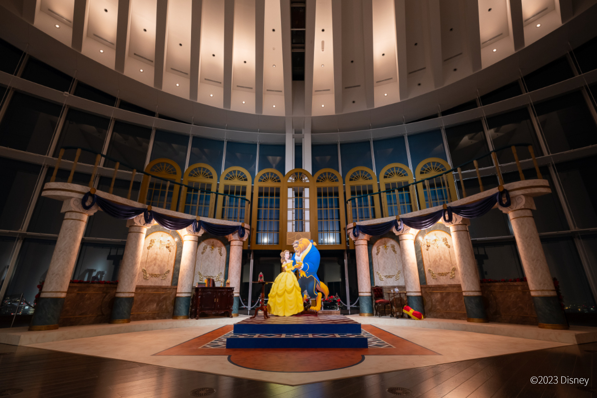 日本オリジナルコンテンツの映画「美女と野獣」の舞踏会シーンのフォトスポット