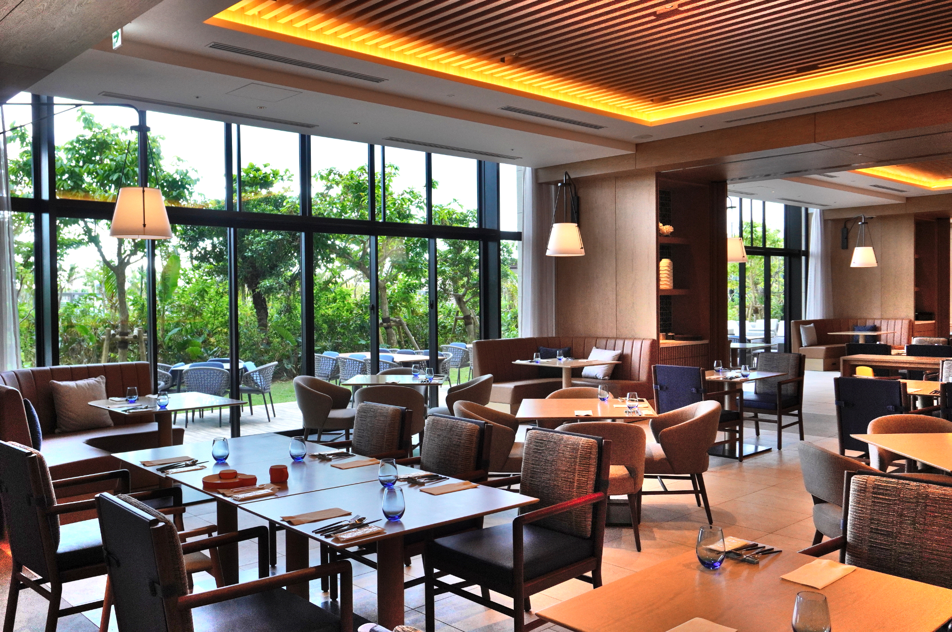 1階のオールデイダイニング「アジュール」。朝食からディナーまで、宮古島の食材を使った国際色豊かな料理が揃う