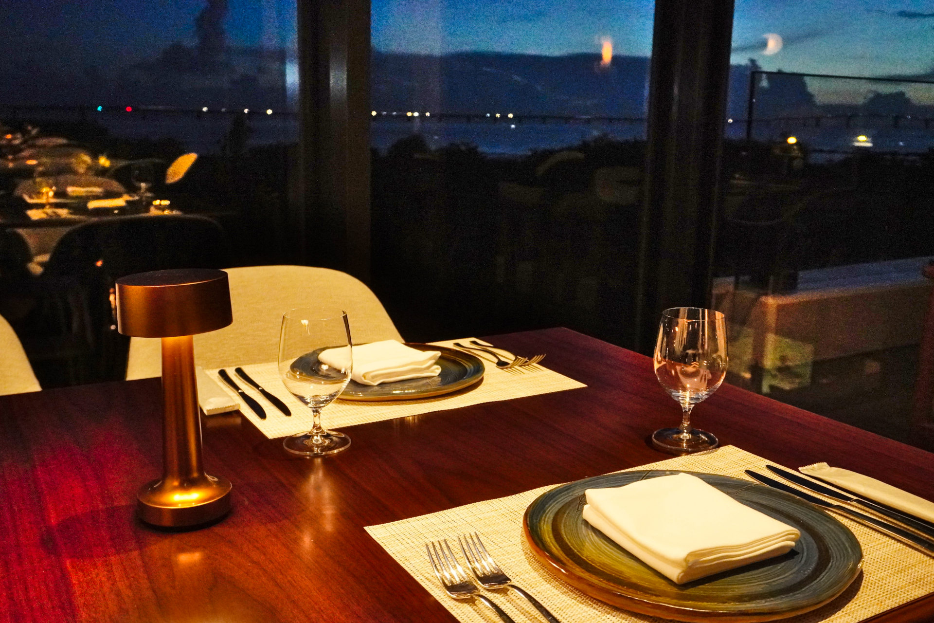 2階のトラットリア「イゾレッタ」。本格的なピザ窯を備え、カジュアルイタリアンを世界各国のワインとともに味わえる