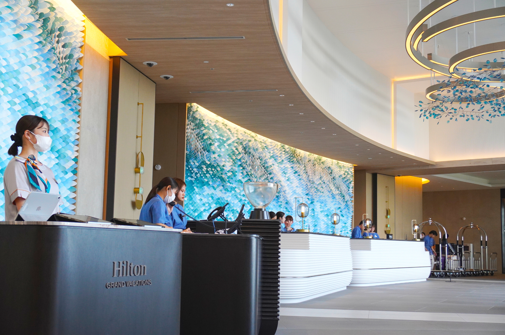 8階建の館内には、宮古島の自然をモチーフにしたアートが至るところに配されている