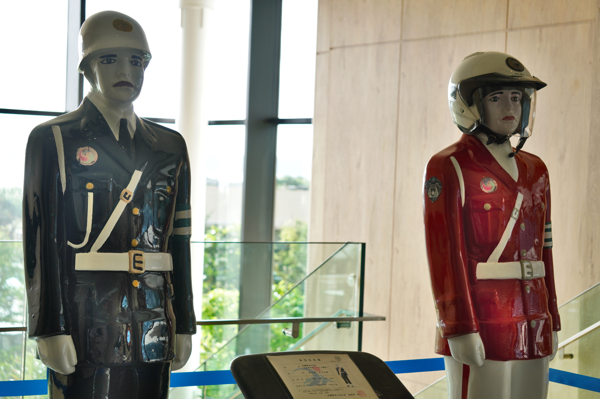 式典には交通安全PRのため市内の交差点などで立番勤務する「宮古島まもる君」も登場。グッズはご当地土産としても大人気