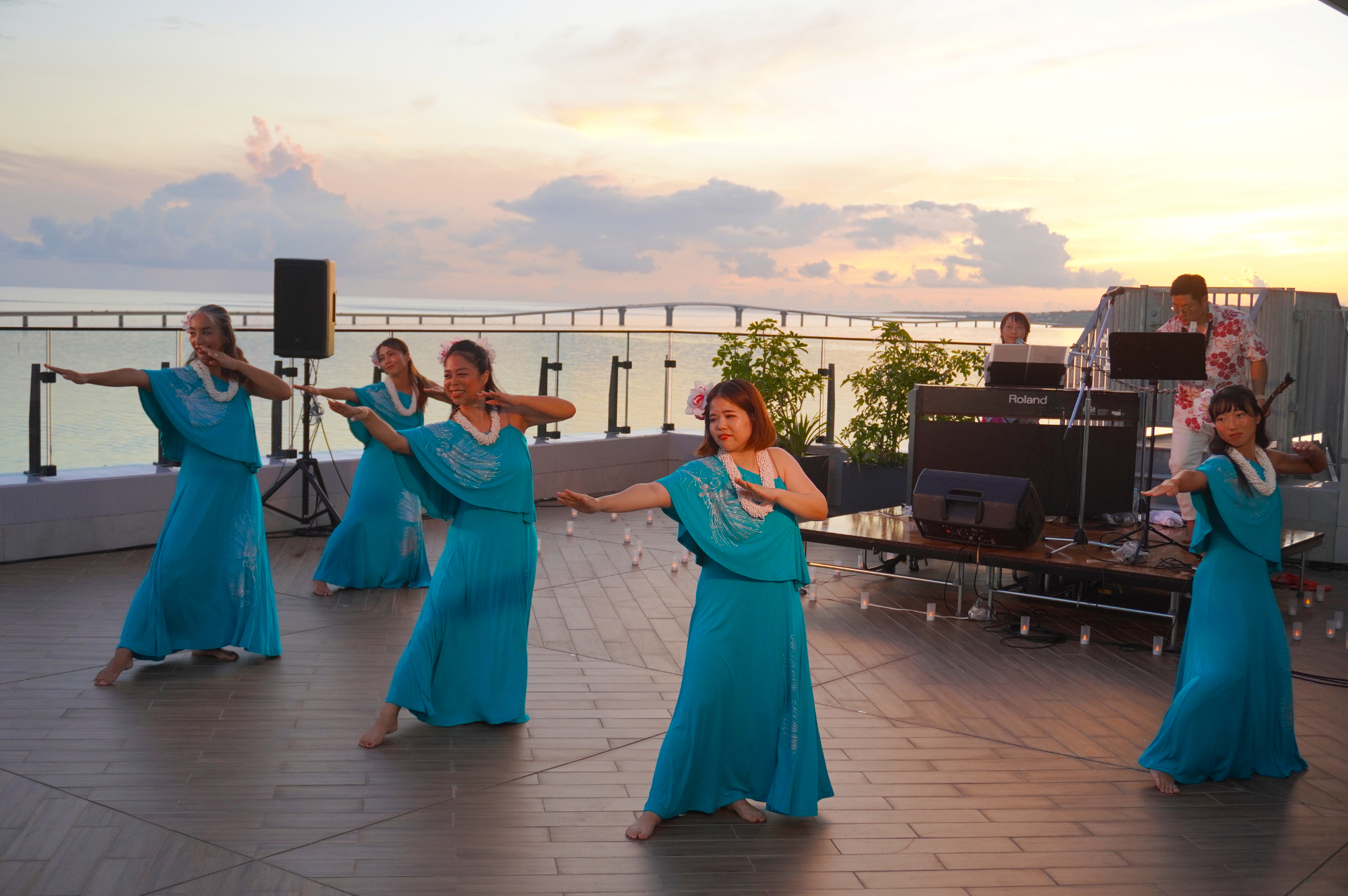 夜はハワイアンフラやファイヤーダンス、宮古島出身のシンガーソングライター下地イサム氏による演奏が披露された