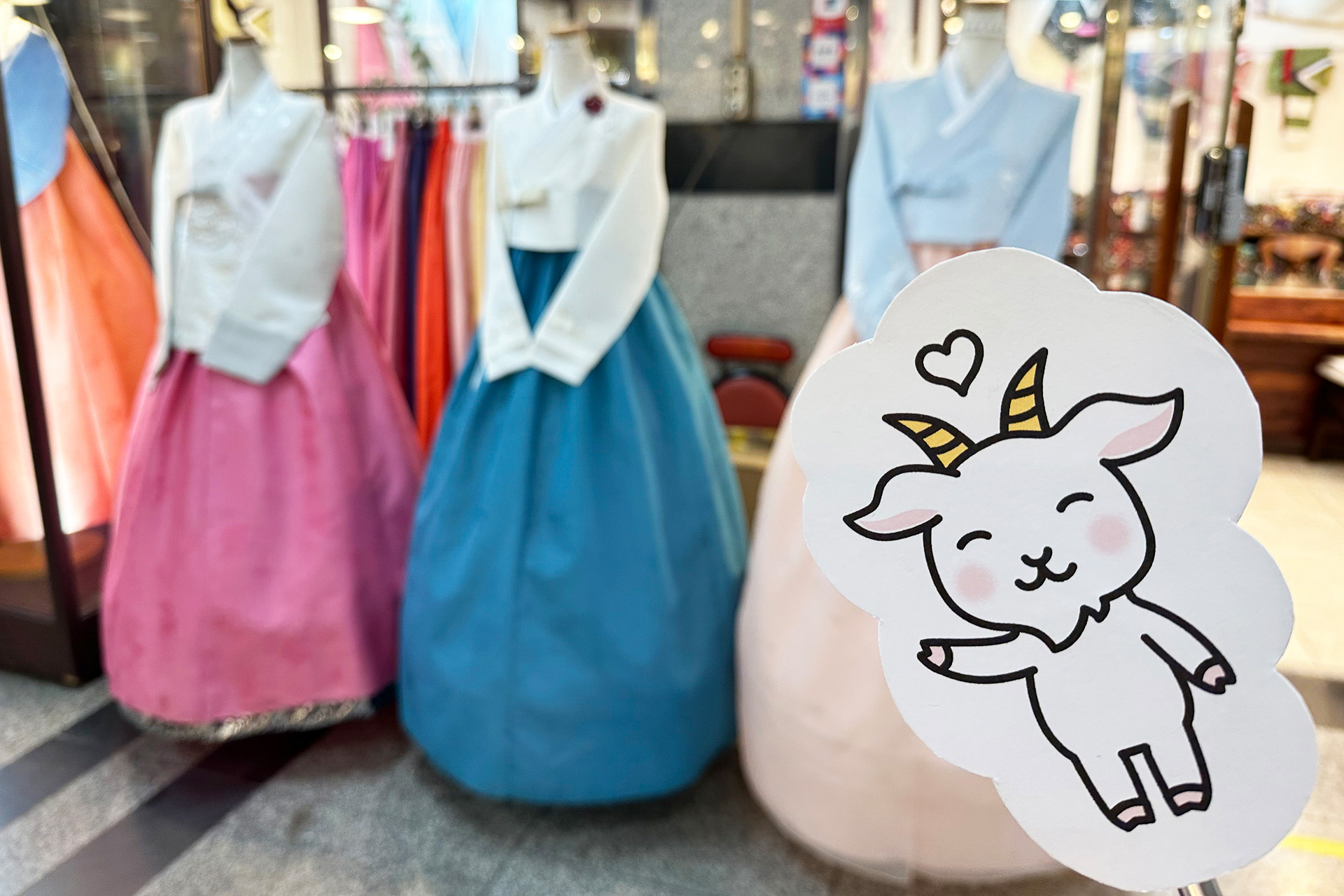 韓服チマチョゴリ専門店。レンタル屋もあちこちに