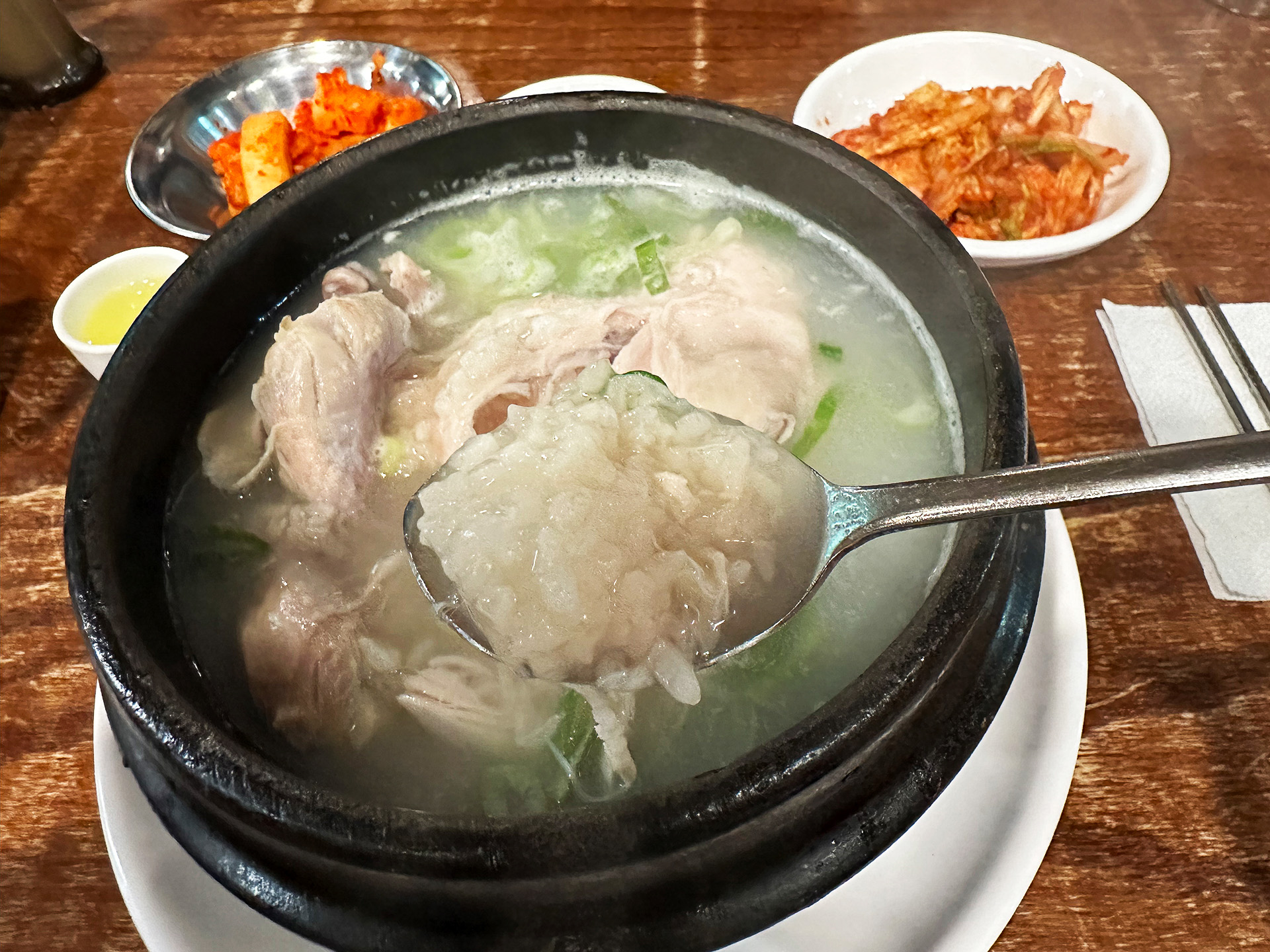 お目当ての参鶏湯は明洞にある老舗店で