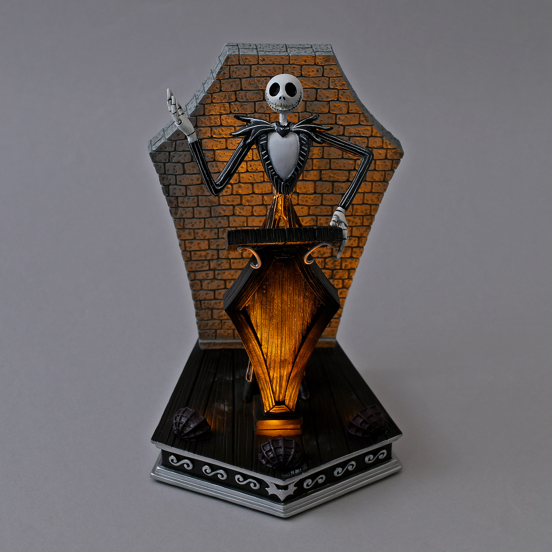 足元のライトで照らされる